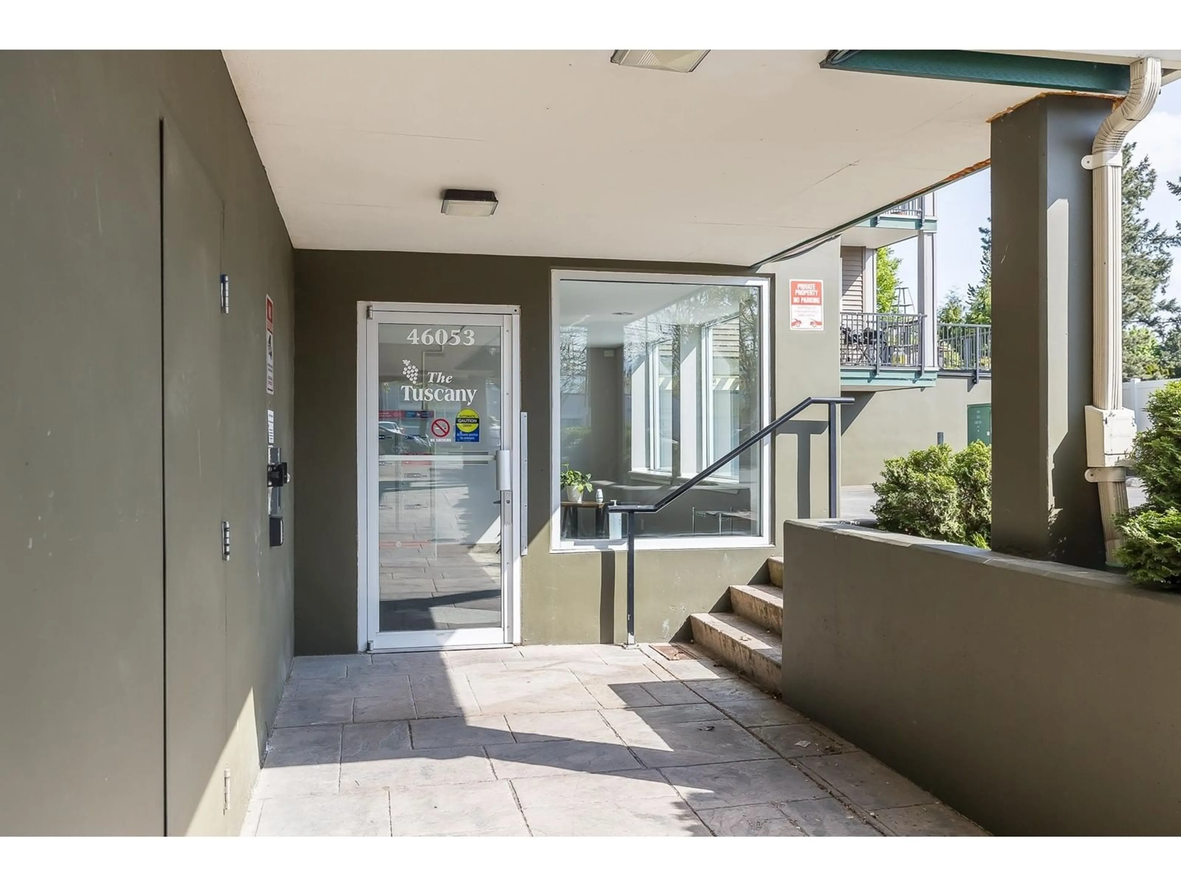 Indoor foyer for 110 - 46053 CHILLIWACK CENTRAL ROAD, Chilliwack British Columbia V2P1J5