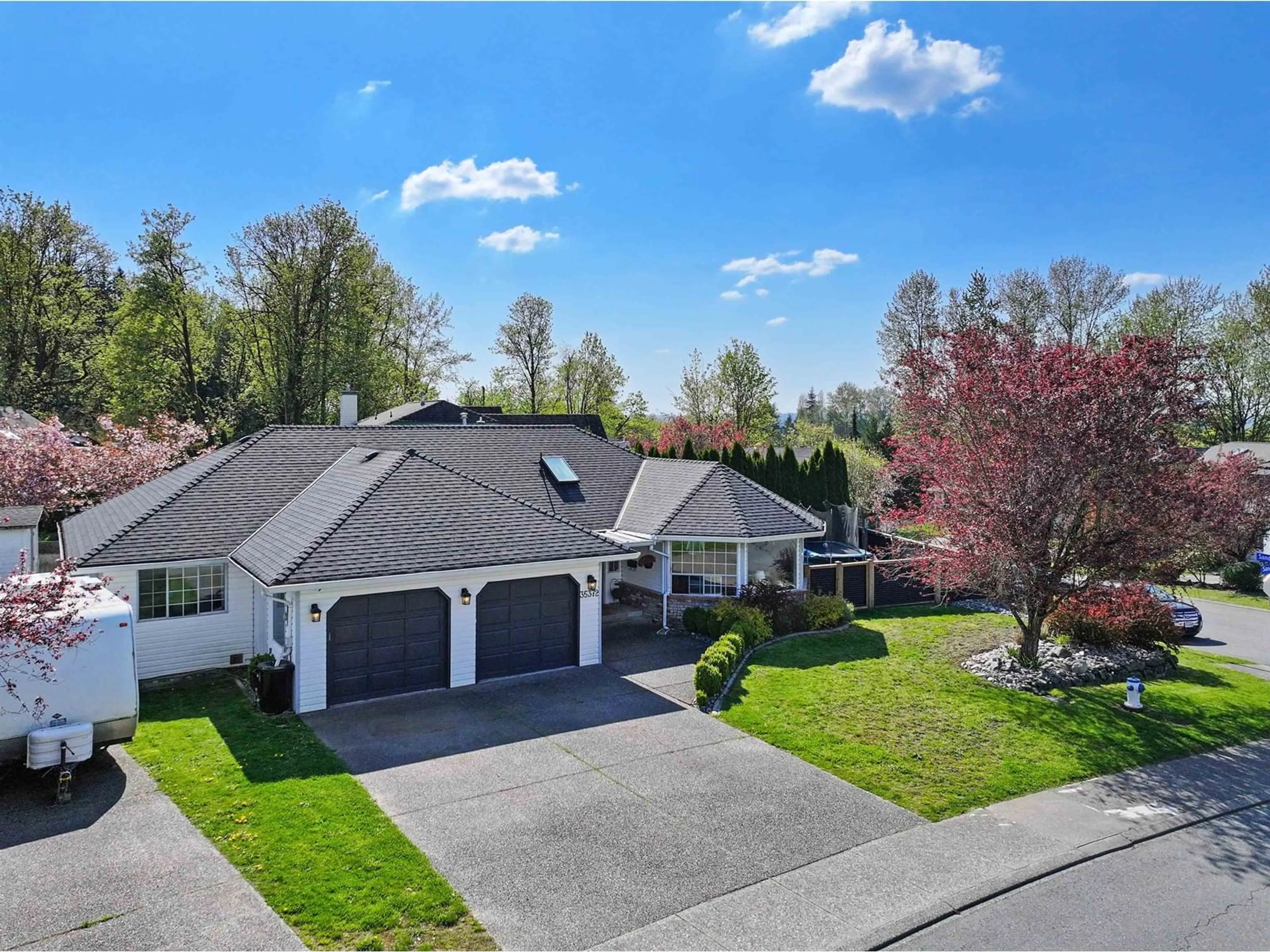 A pic from outside/outdoor area/front of a property/back of a property/a pic from drone, street for 35372 SANDY HILL, Abbotsford British Columbia V3G1J2