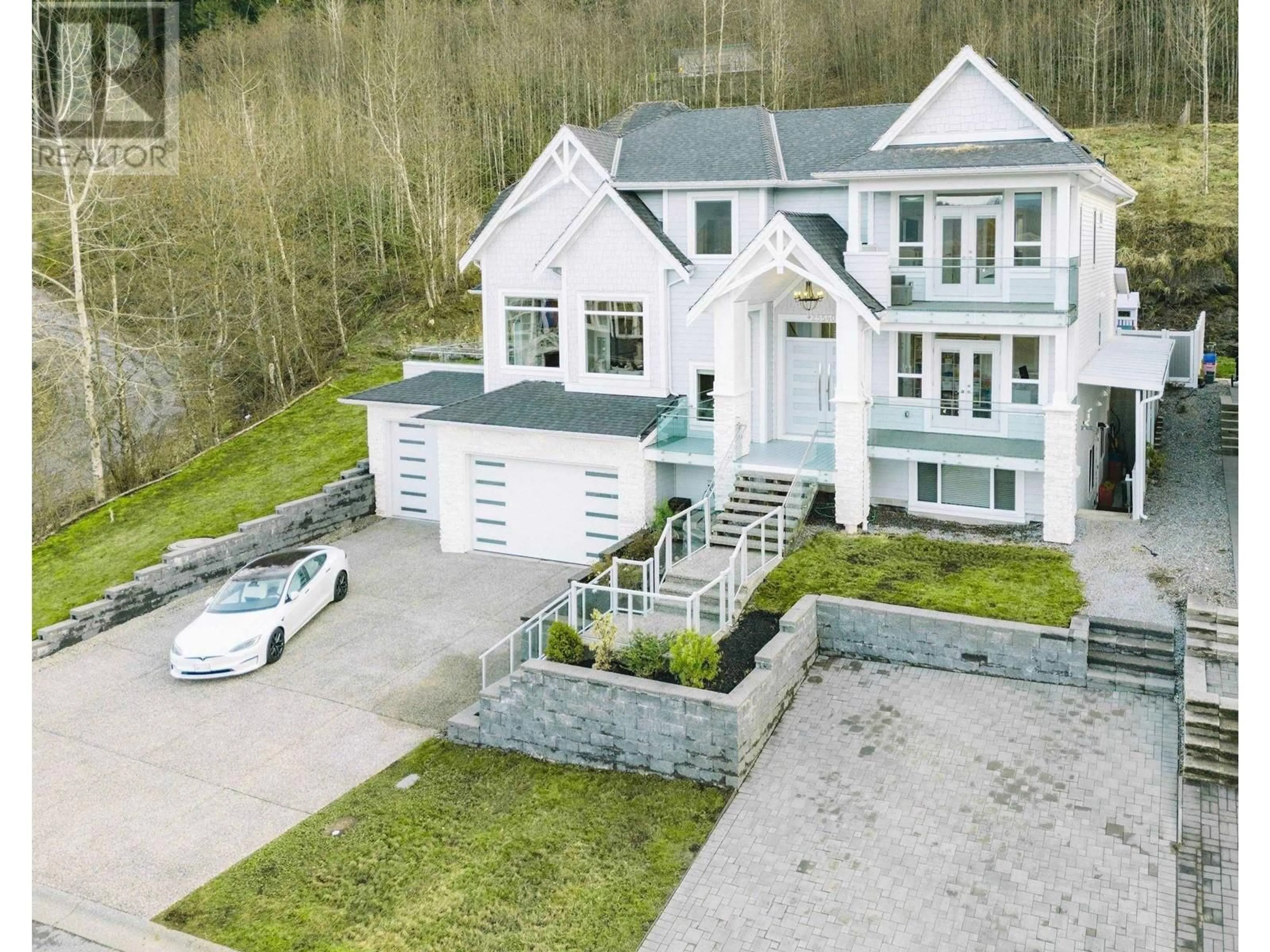 A pic from outside/outdoor area/front of a property/back of a property/a pic from drone, street for 25540 GODWIN DRIVE, Maple Ridge British Columbia V2W1G9