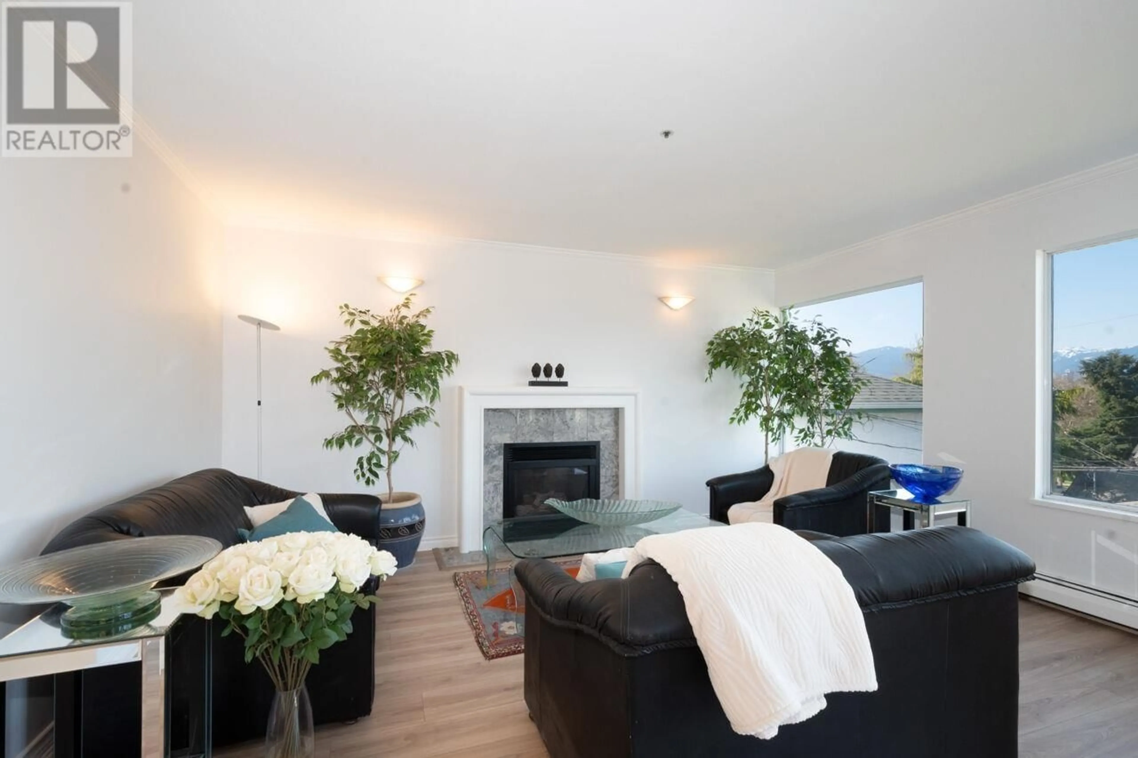 Living room with furniture, wood/laminate floor for 2721 YALE STREET, Vancouver British Columbia V5K1C4