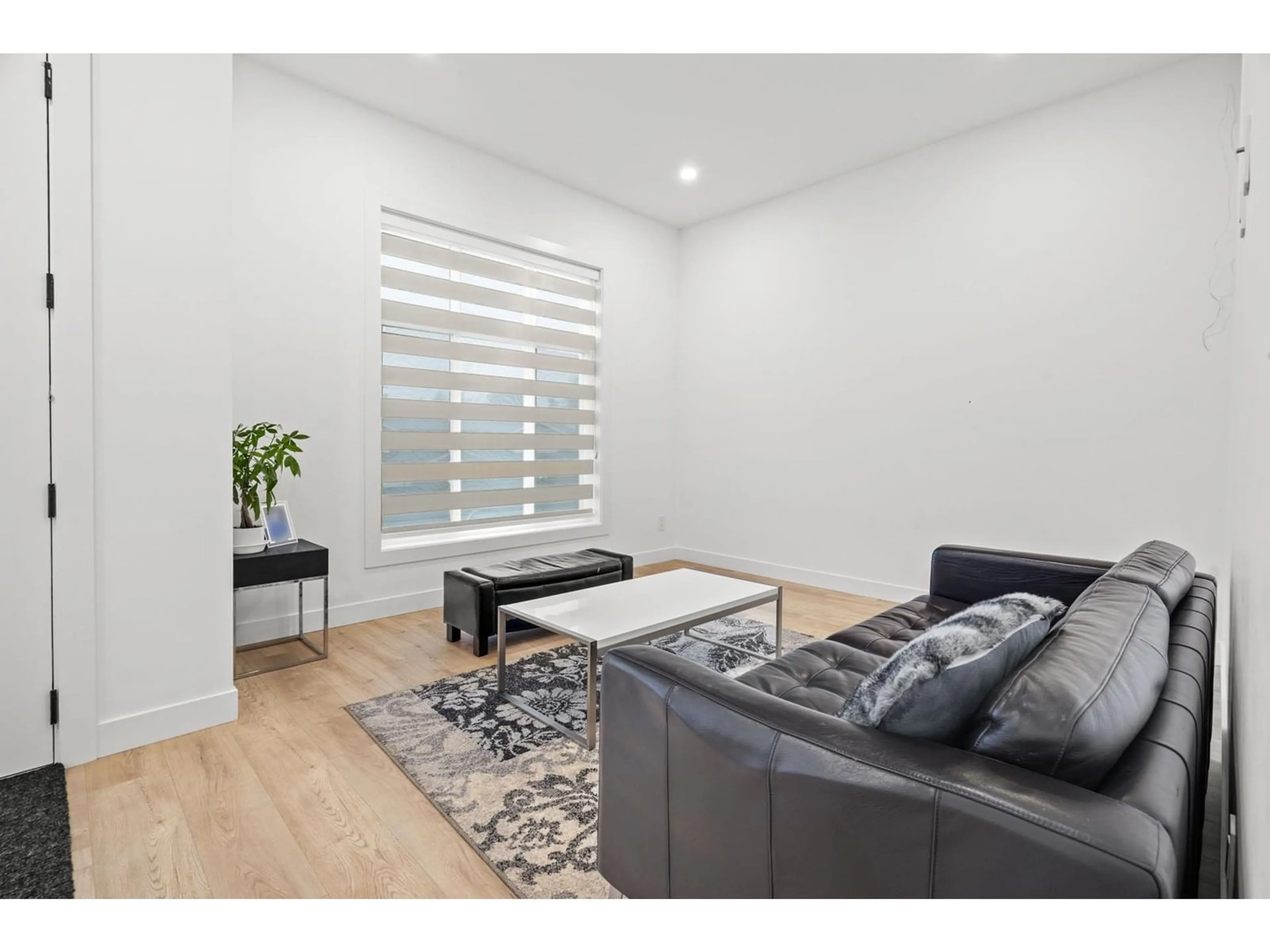 Living room with furniture, wood/laminate floor for 20426 96, Langley British Columbia V1M0A7