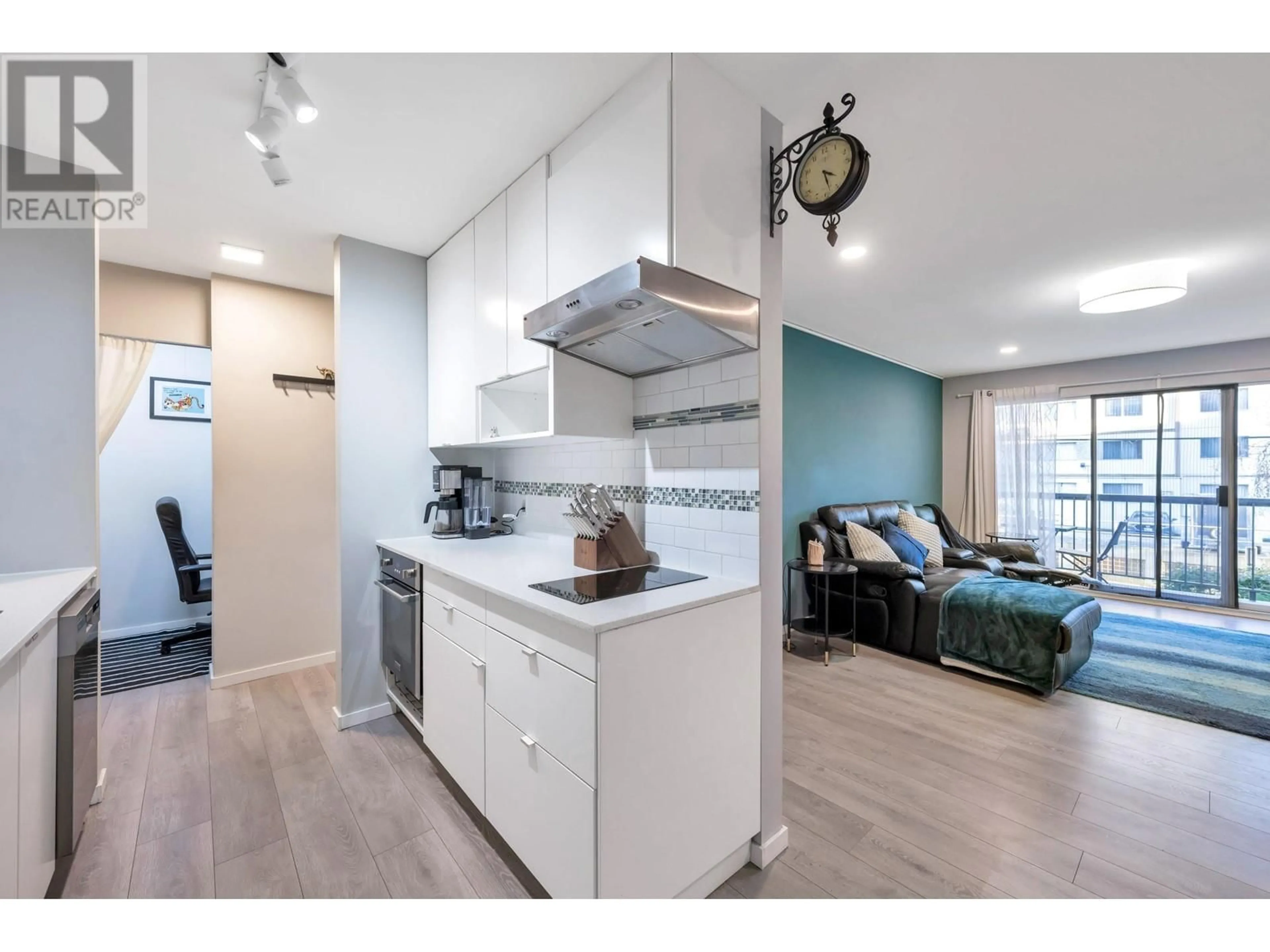 Open concept kitchen, wood/laminate floor for 205 - 428 AGNES STREET, New Westminster British Columbia V3L1G1