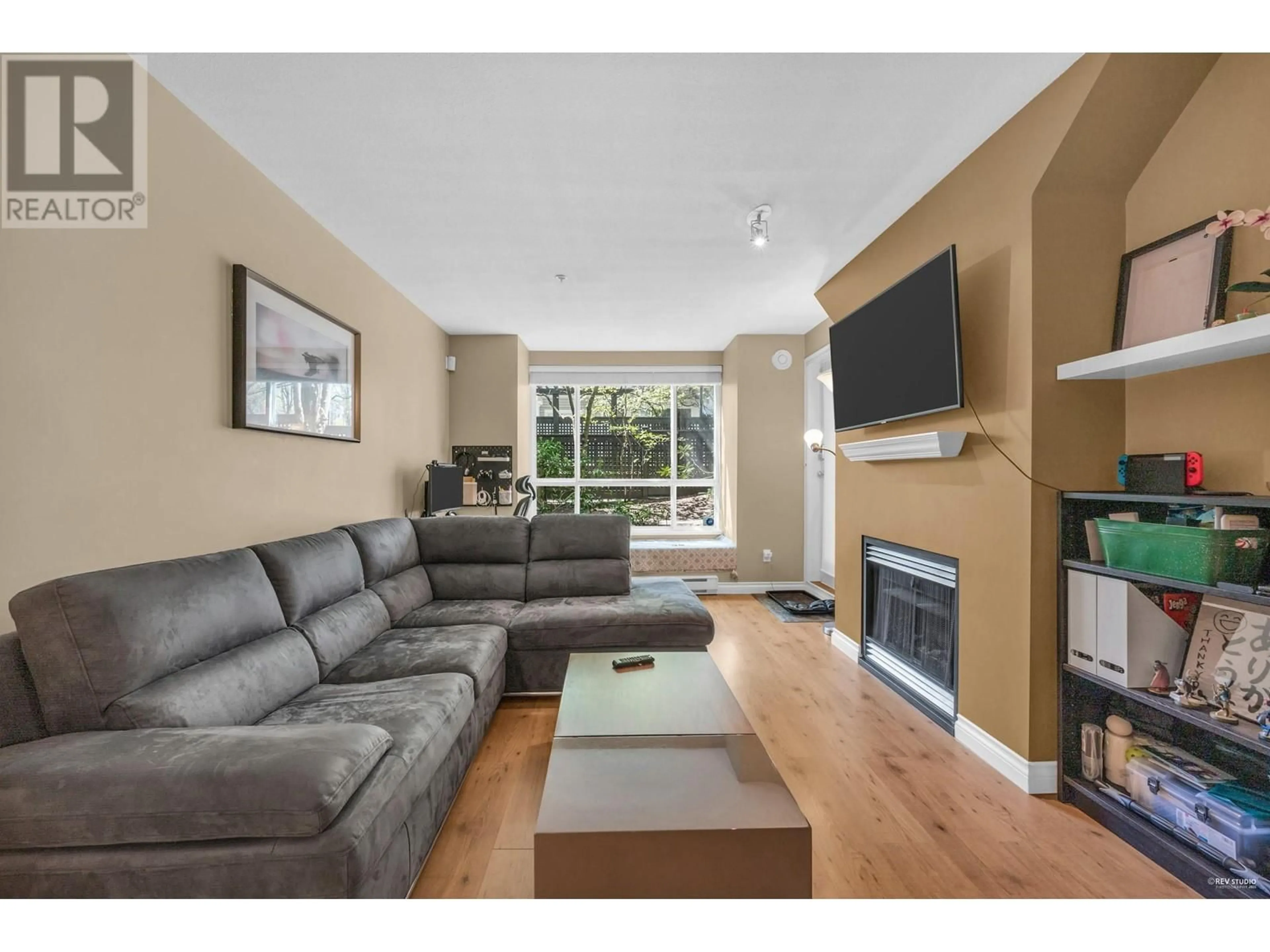 Living room with furniture, wood/laminate floor for 214 - 6833 VILLAGE GRN, Burnaby British Columbia V5E4M1