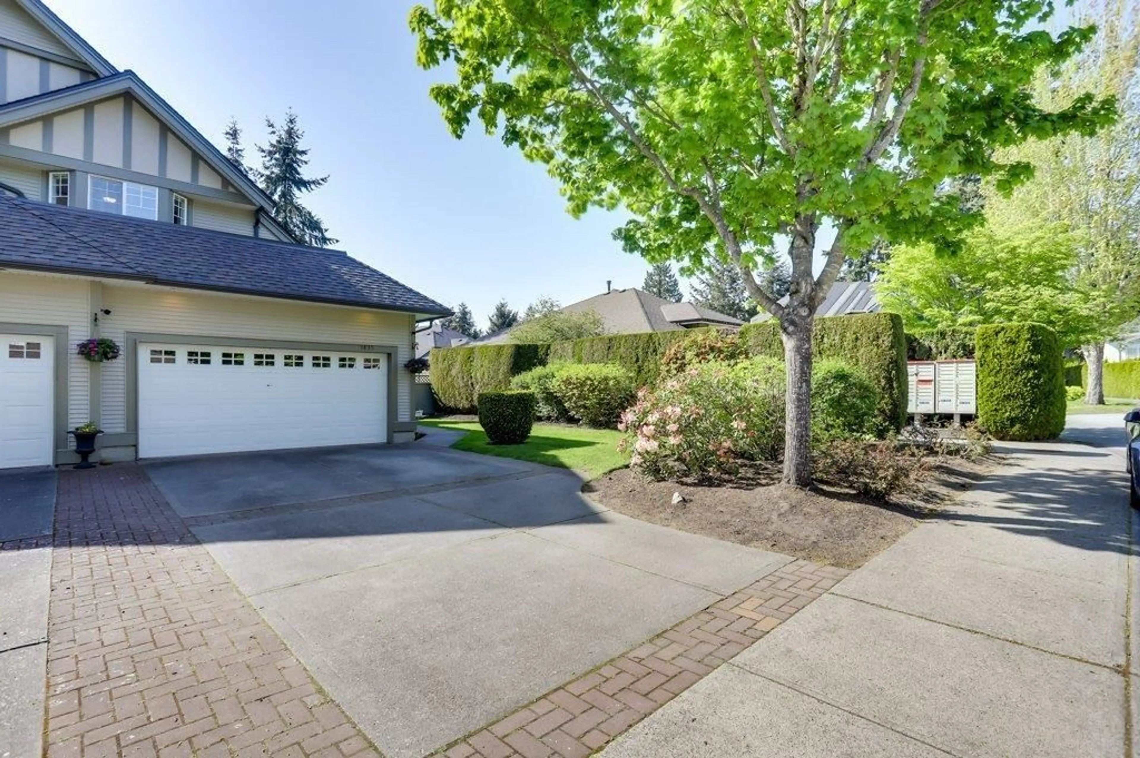 A pic from outside/outdoor area/front of a property/back of a property/a pic from drone, street for 5835 122, Surrey British Columbia V3X3L5