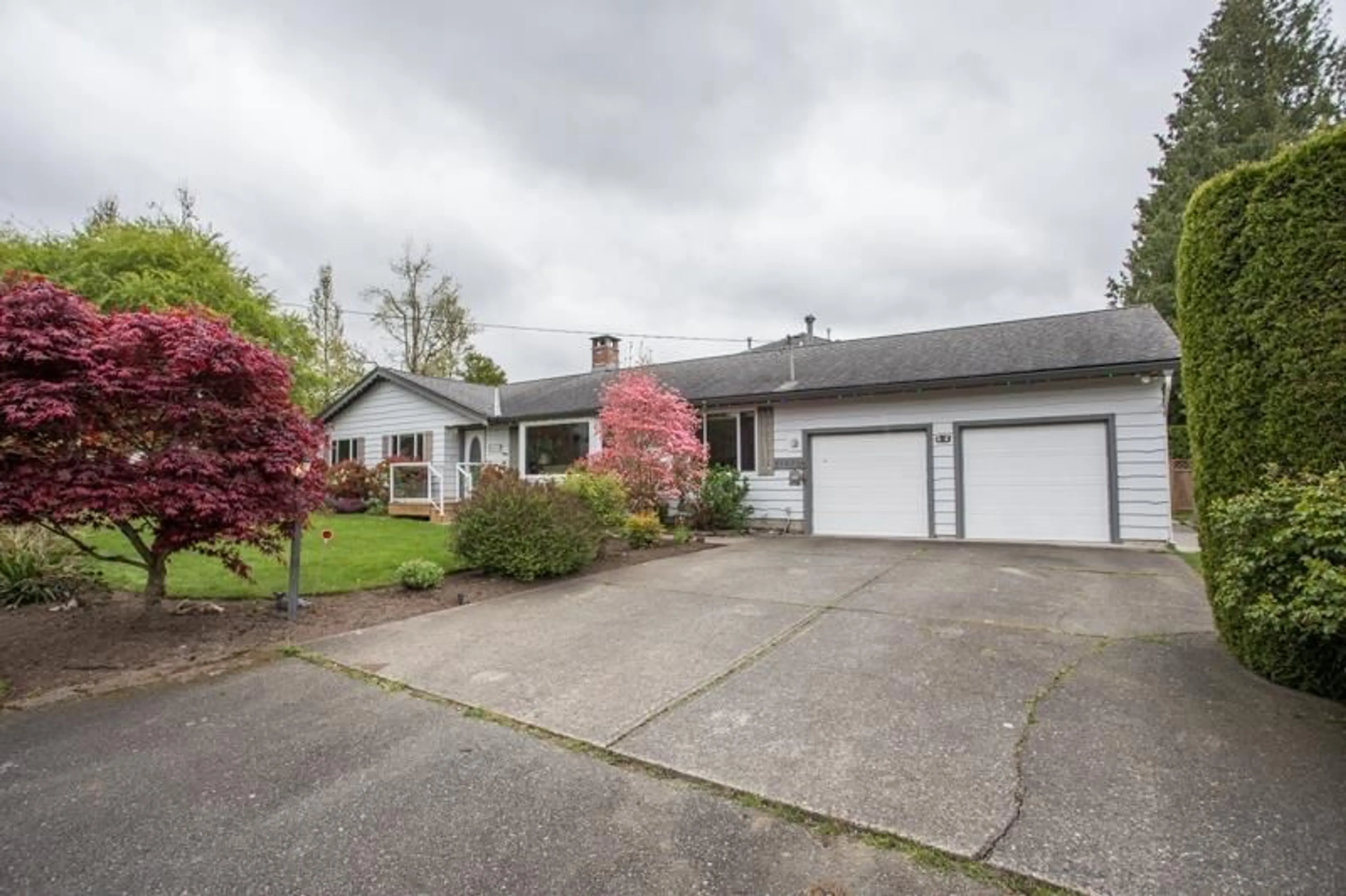 A pic from outside/outdoor area/front of a property/back of a property/a pic from drone, street for 21672 46, Langley British Columbia V3A3J4