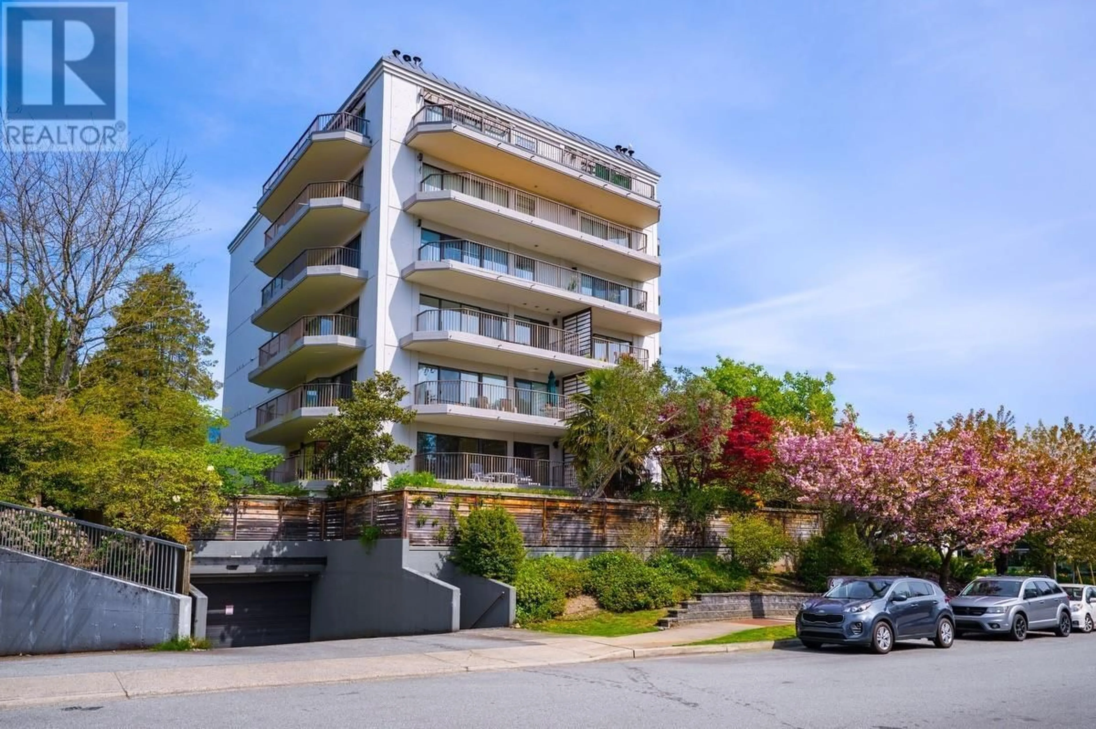 A pic from outside/outdoor area/front of a property/back of a property/a pic from drone, unknown for 401 - 747 17TH STREET, West Vancouver British Columbia V7V3T4