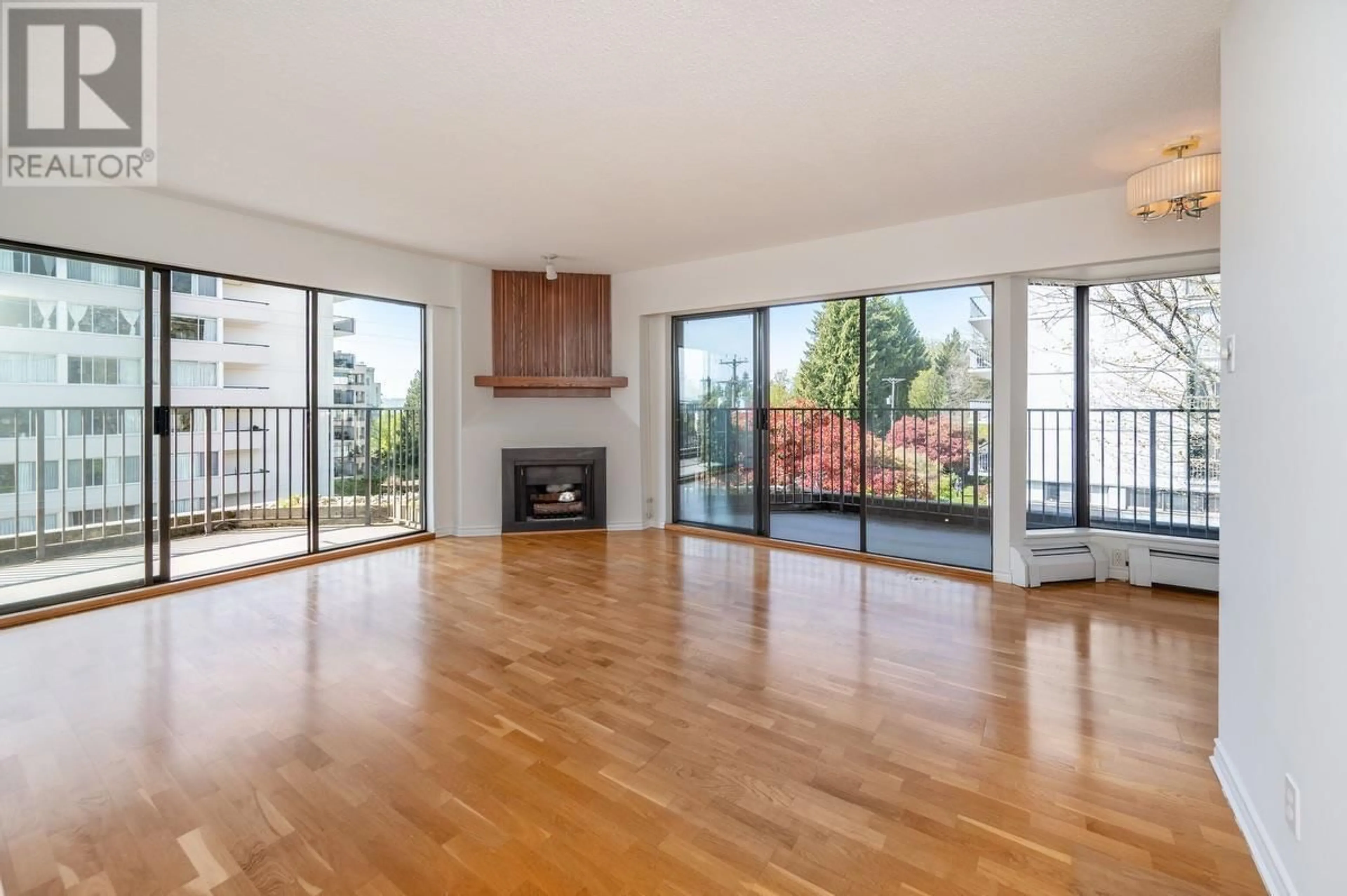Living room with furniture, wood/laminate floor for 401 - 747 17TH STREET, West Vancouver British Columbia V7V3T4