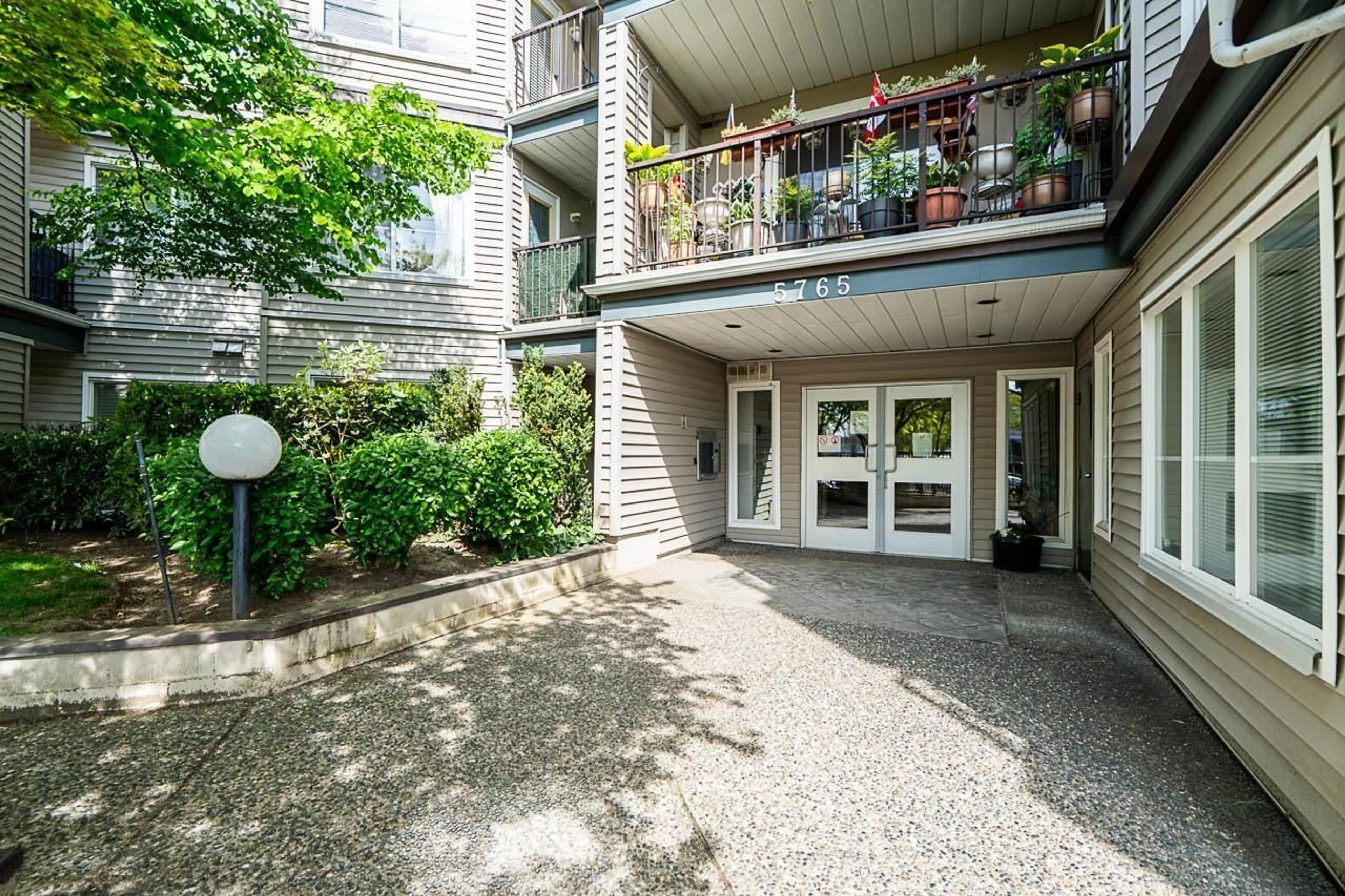 Patio, street for 305 - 5765 GLOVER, Langley British Columbia V3A8M8