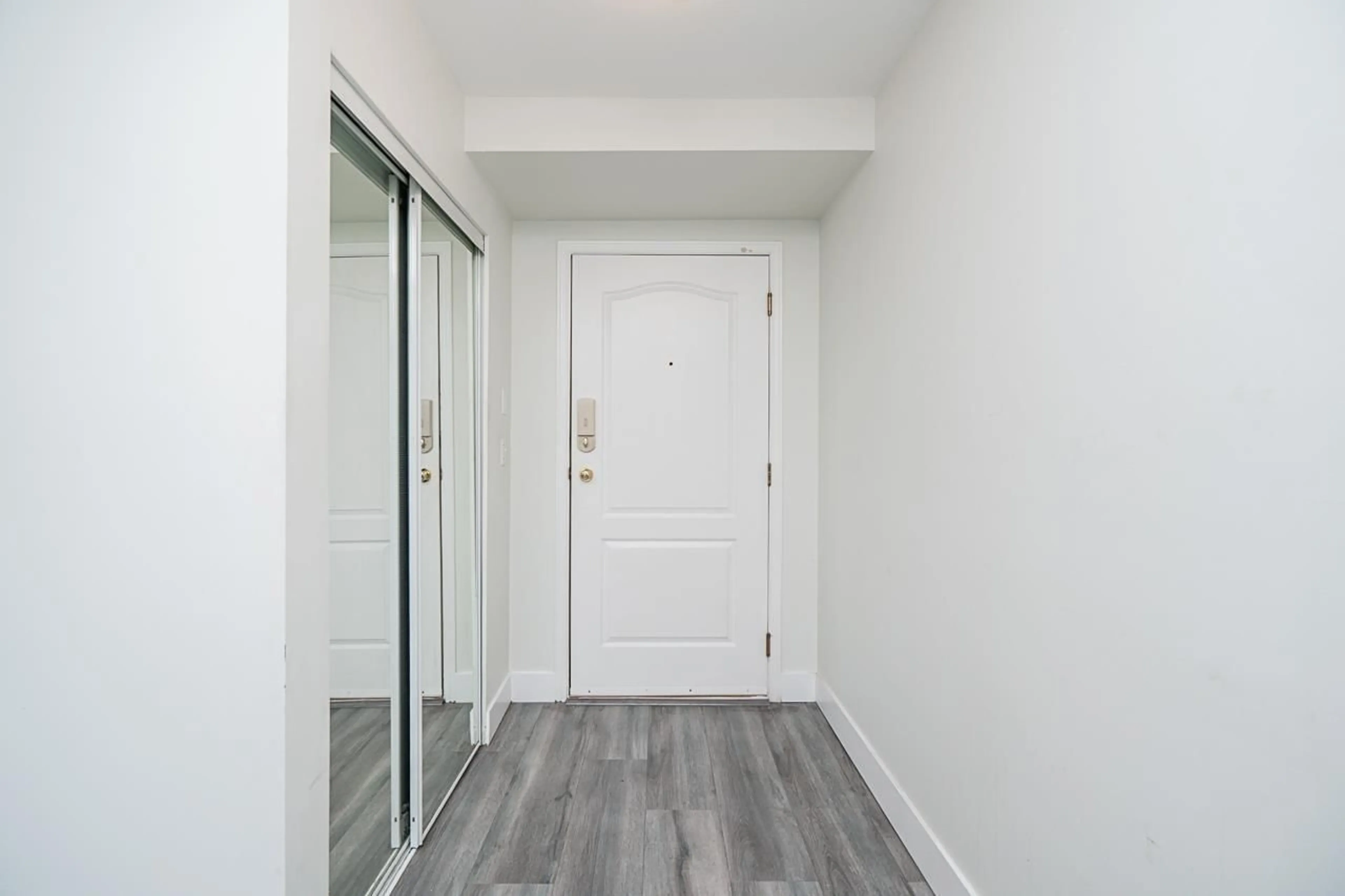 Indoor entryway for 305 - 5765 GLOVER, Langley British Columbia V3A8M8