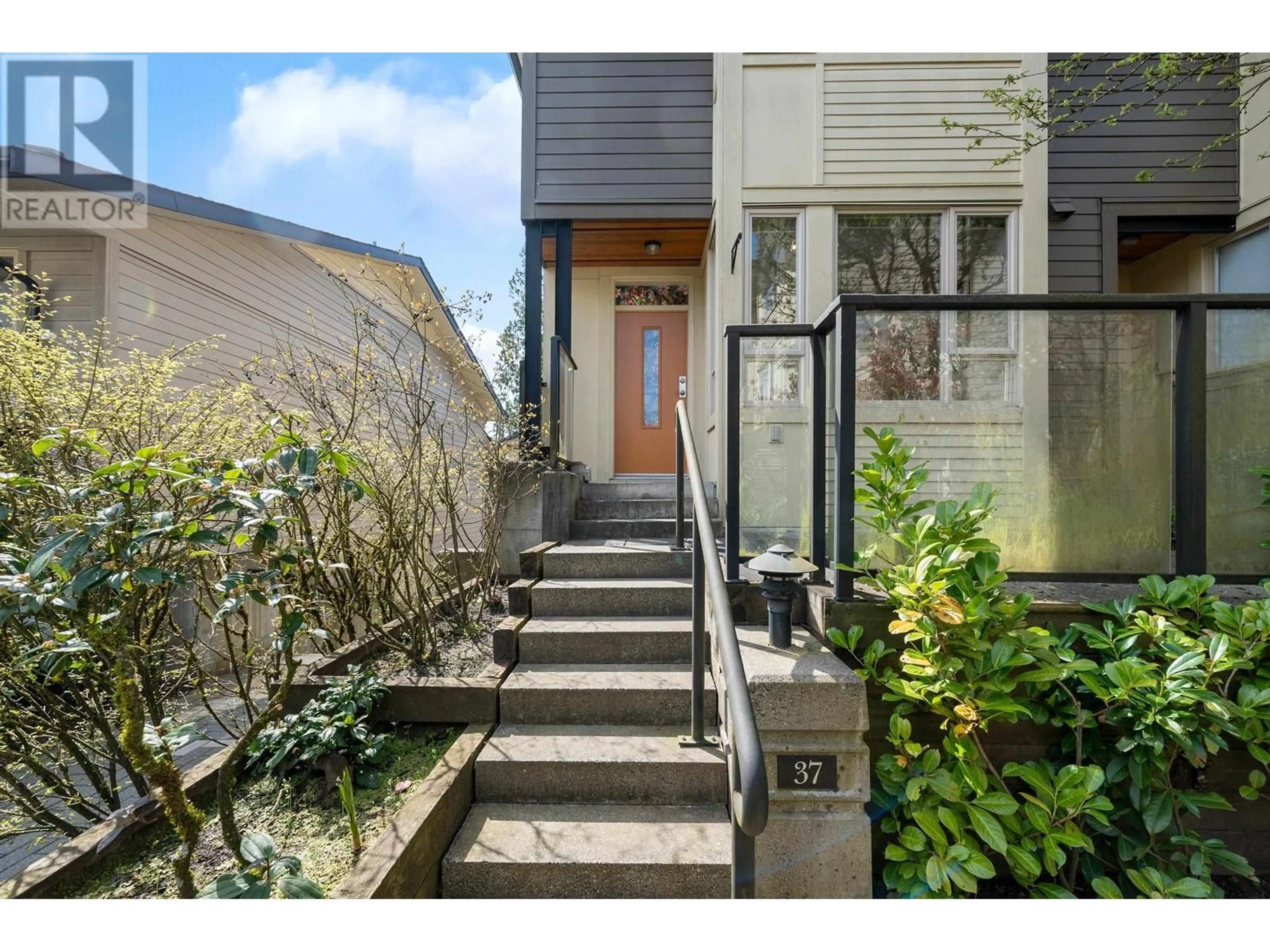 Indoor entryway for 37 - 9229 UNIVERSITY CRESCENT, Burnaby British Columbia V5A4Z2