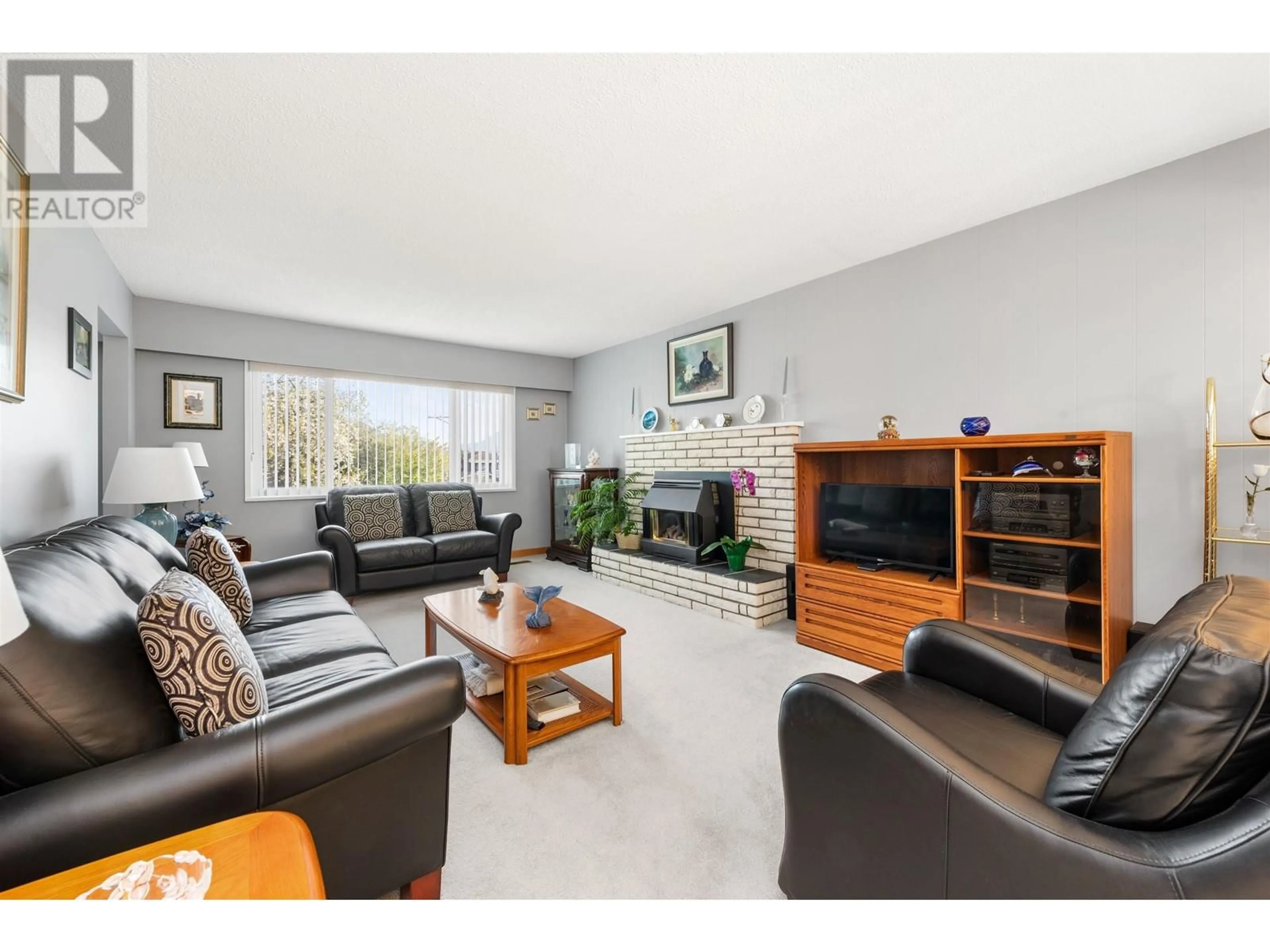 Living room with furniture, wood/laminate floor for 1425 SLOCAN STREET, Vancouver British Columbia V5K4X5