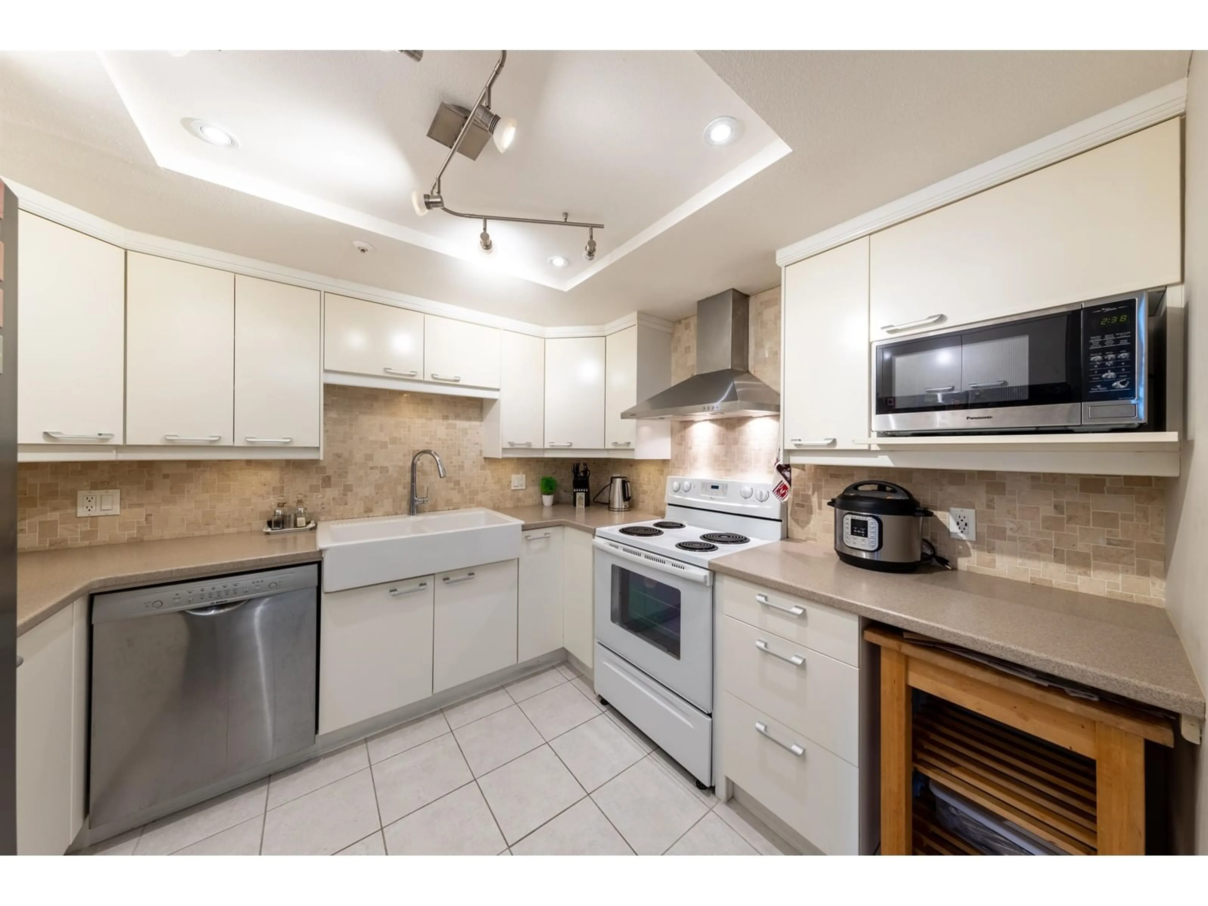 Standard kitchen, ceramic/tile floor for 908 - 13383 108, Surrey British Columbia V3T5T6