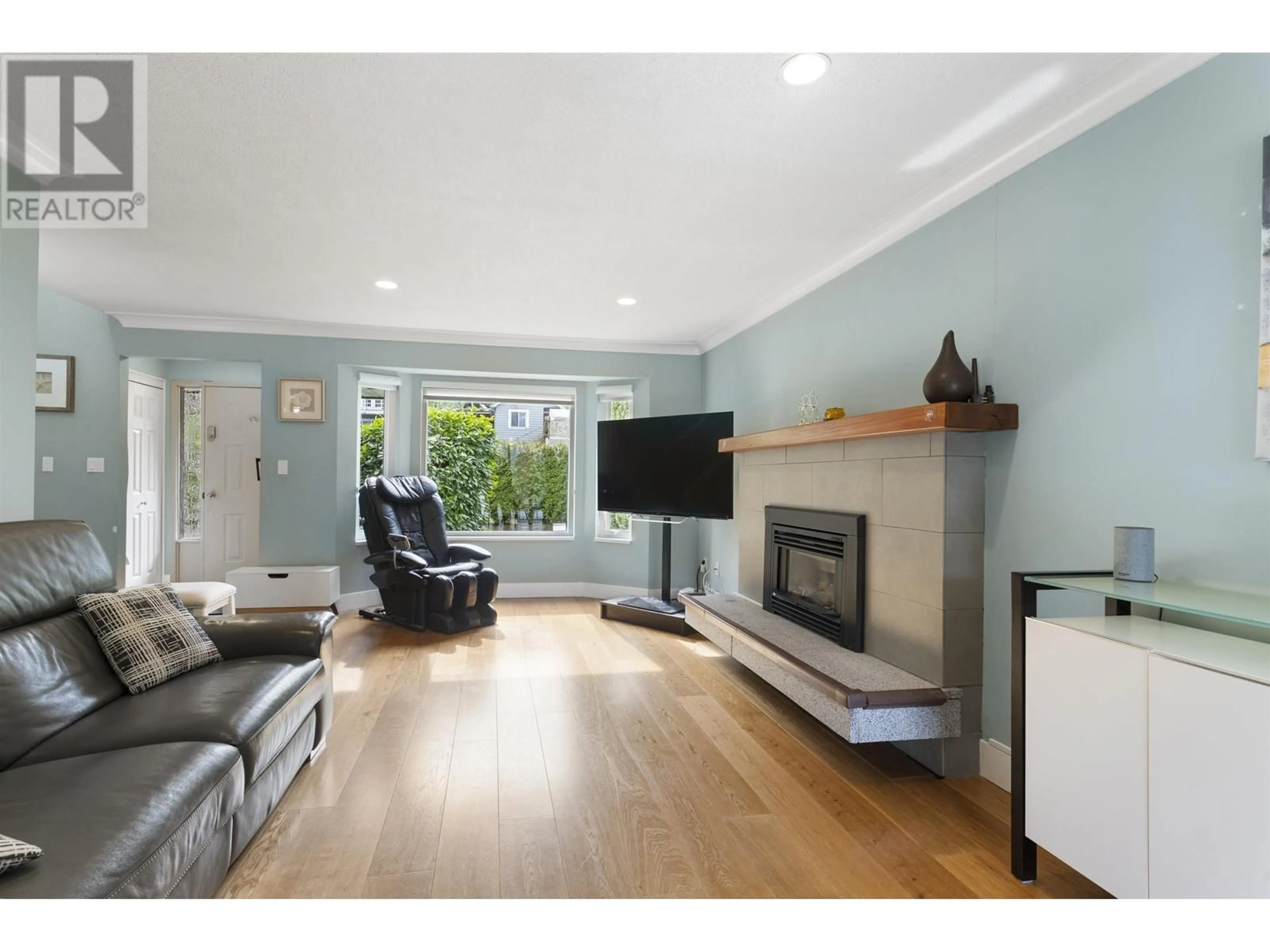 Living room with furniture, wood/laminate floor for 6389 CHATHAM STREET, West Vancouver British Columbia V7W2E1