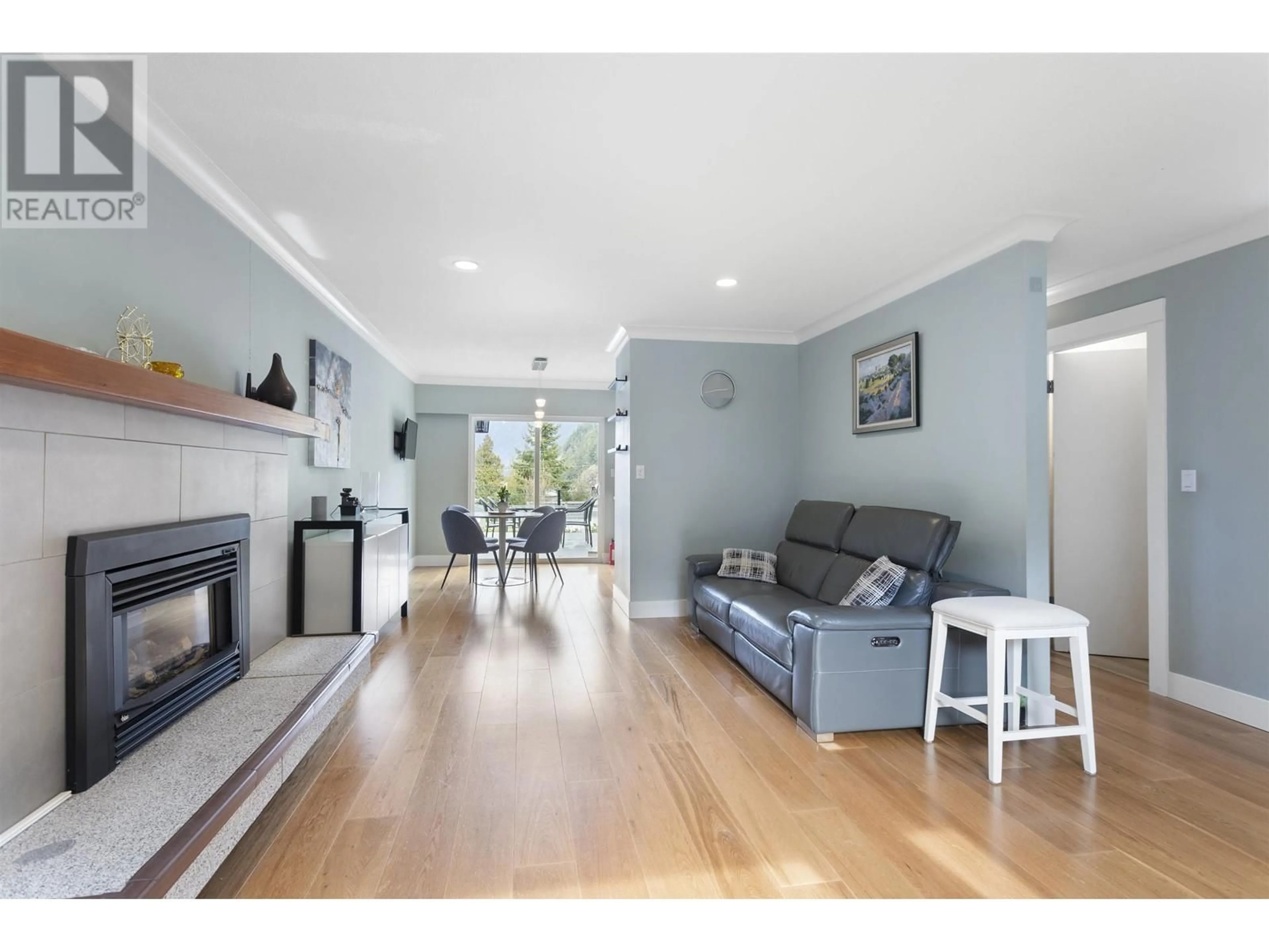 Living room with furniture, wood/laminate floor for 6389 CHATHAM STREET, West Vancouver British Columbia V7W2E1