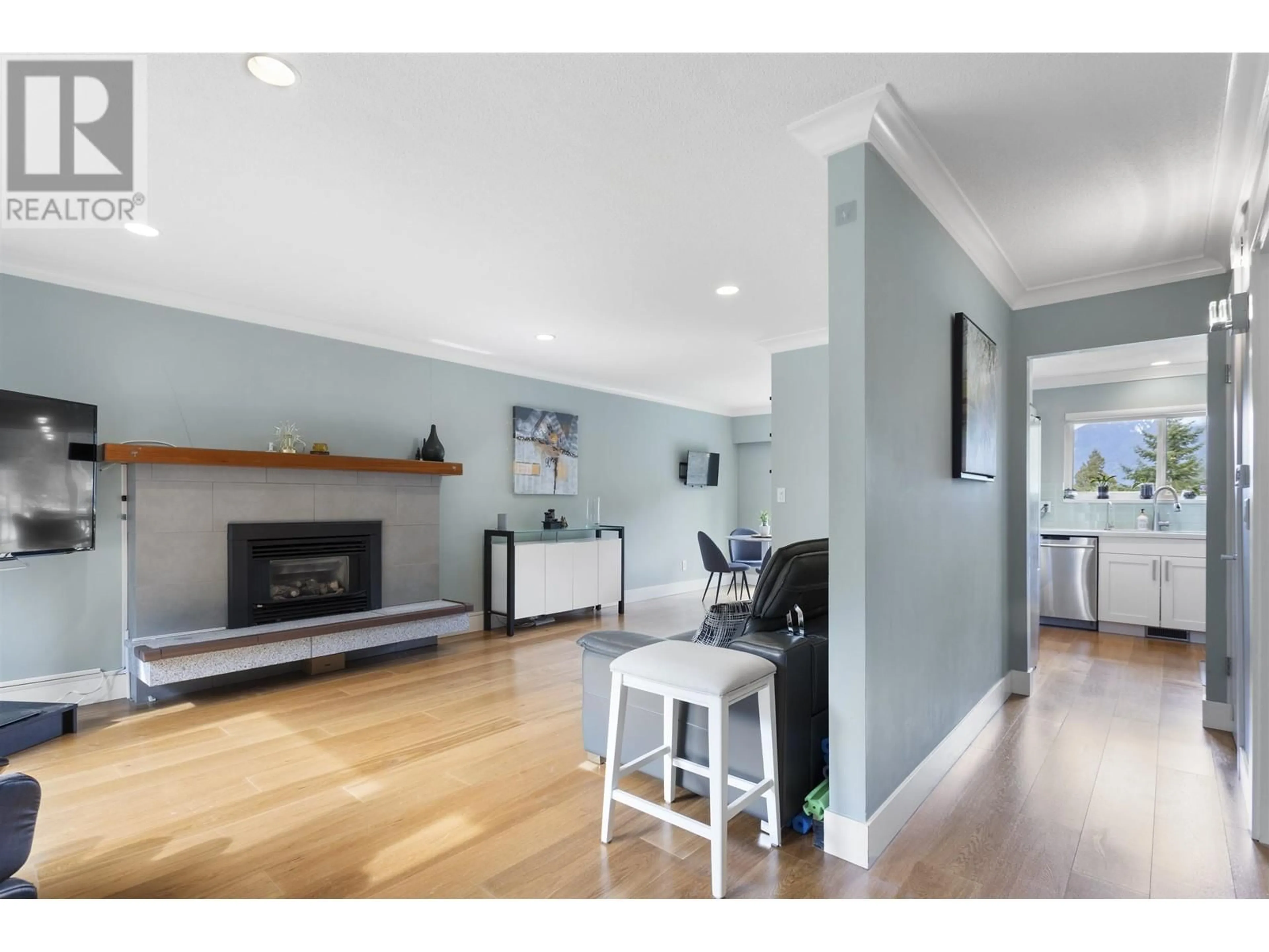 Living room with furniture, wood/laminate floor for 6389 CHATHAM STREET, West Vancouver British Columbia V7W2E1