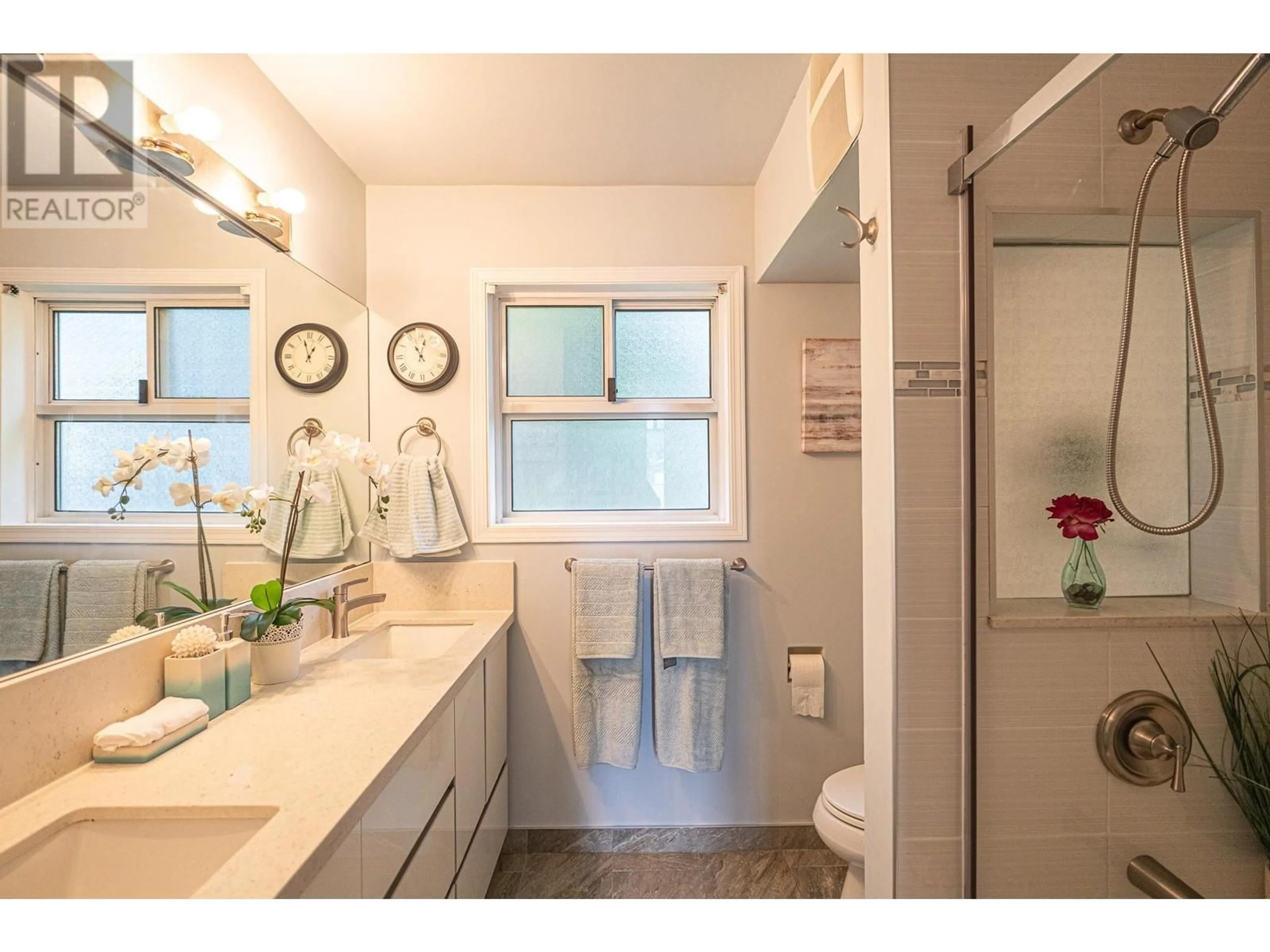 Standard bathroom, ceramic/tile floor for 916 GLENACRE COURT, Port Moody British Columbia V3H1K1
