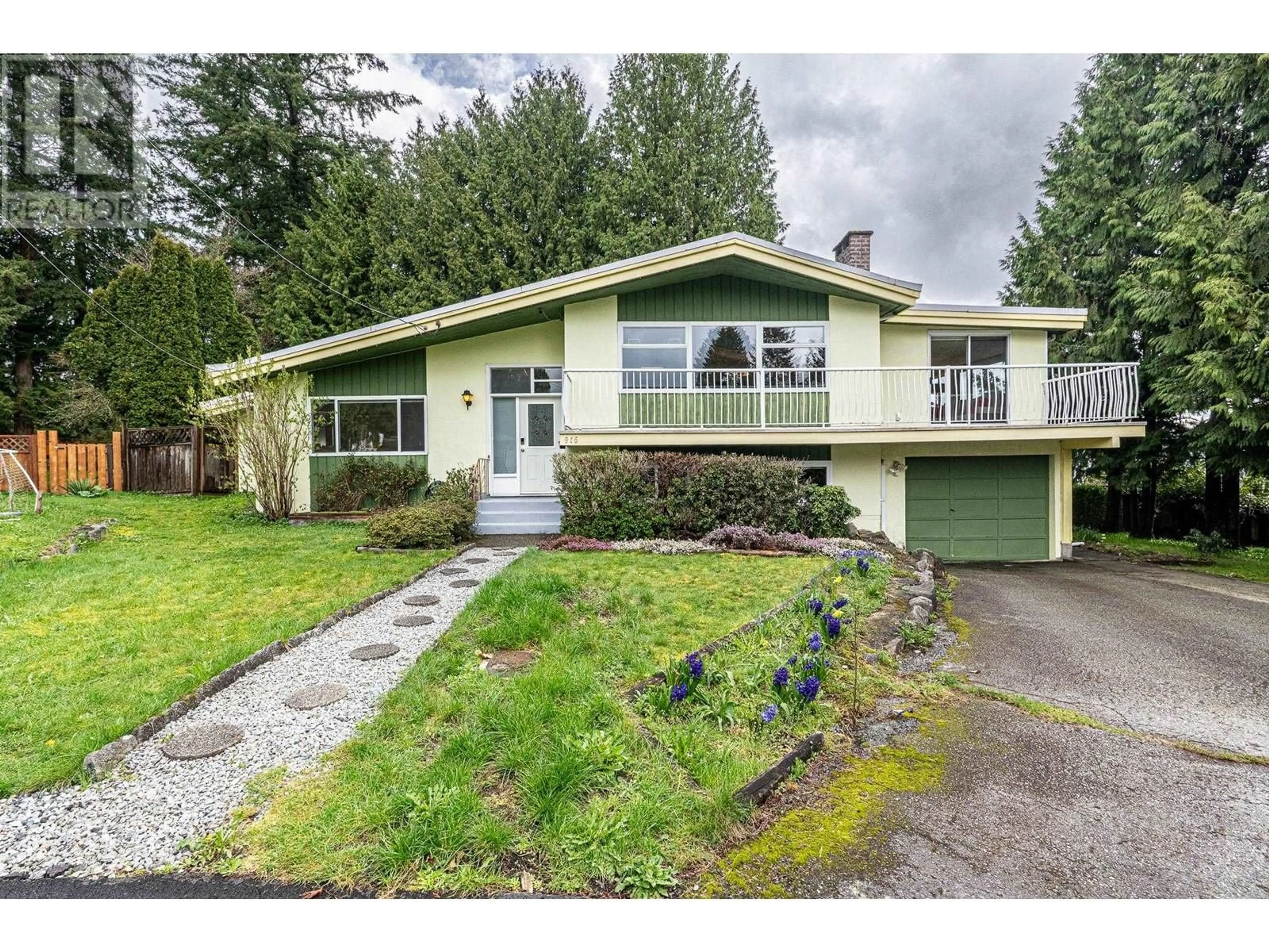 Home with vinyl exterior material, street for 916 GLENACRE COURT, Port Moody British Columbia V3H1K1