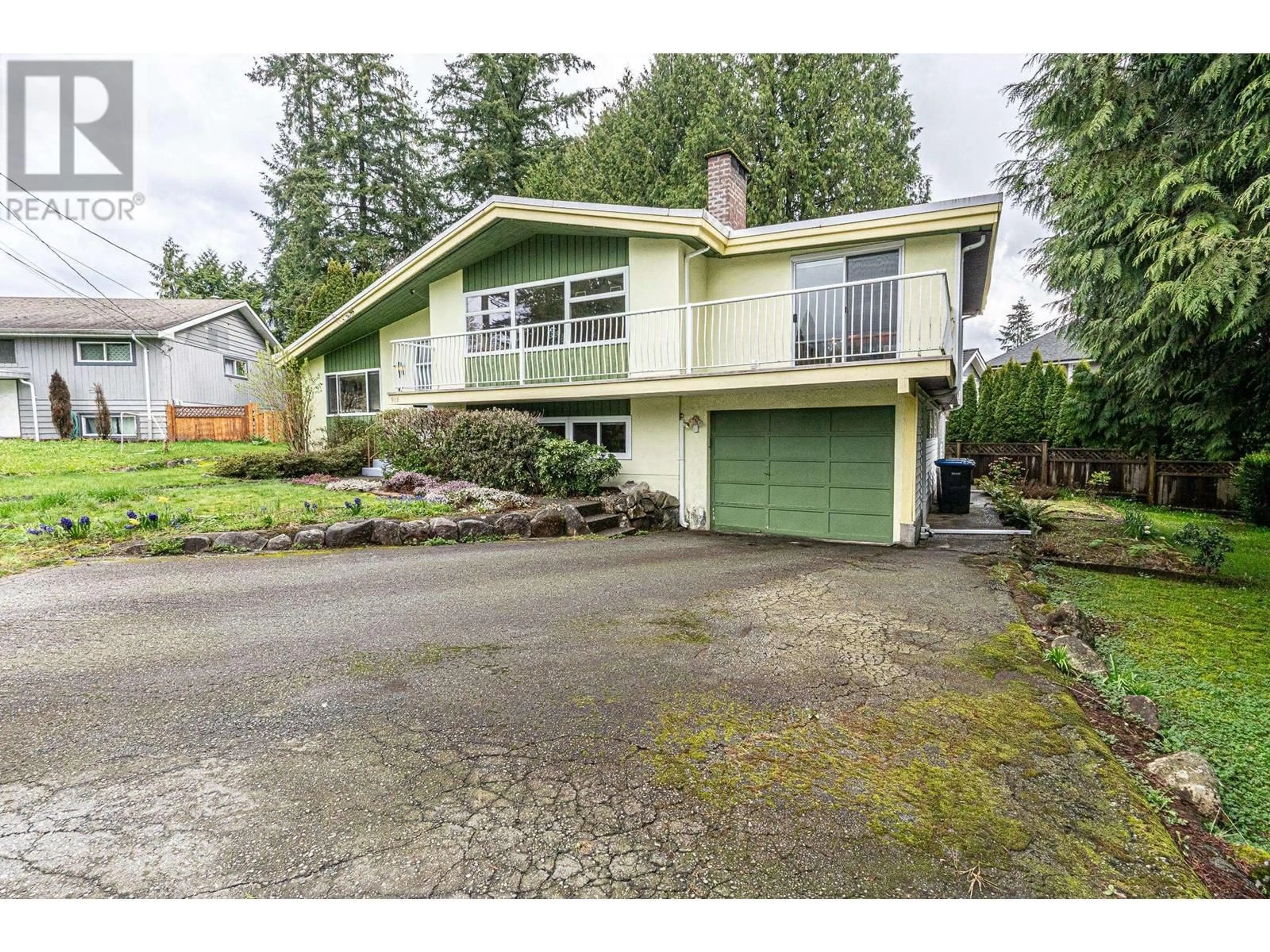 Home with vinyl exterior material, street for 916 GLENACRE COURT, Port Moody British Columbia V3H1K1