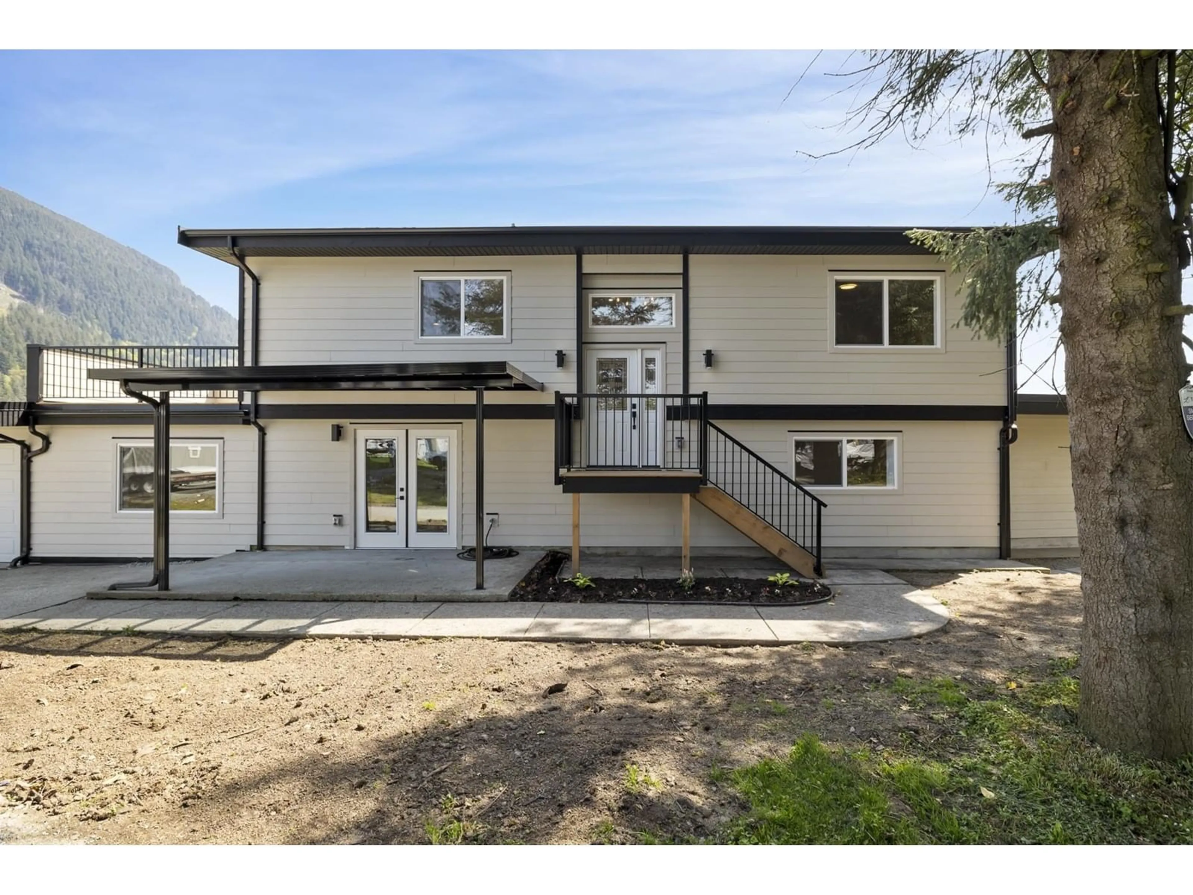 Home with vinyl exterior material, building for 36143 SHORE, Mission British Columbia V2V4J1