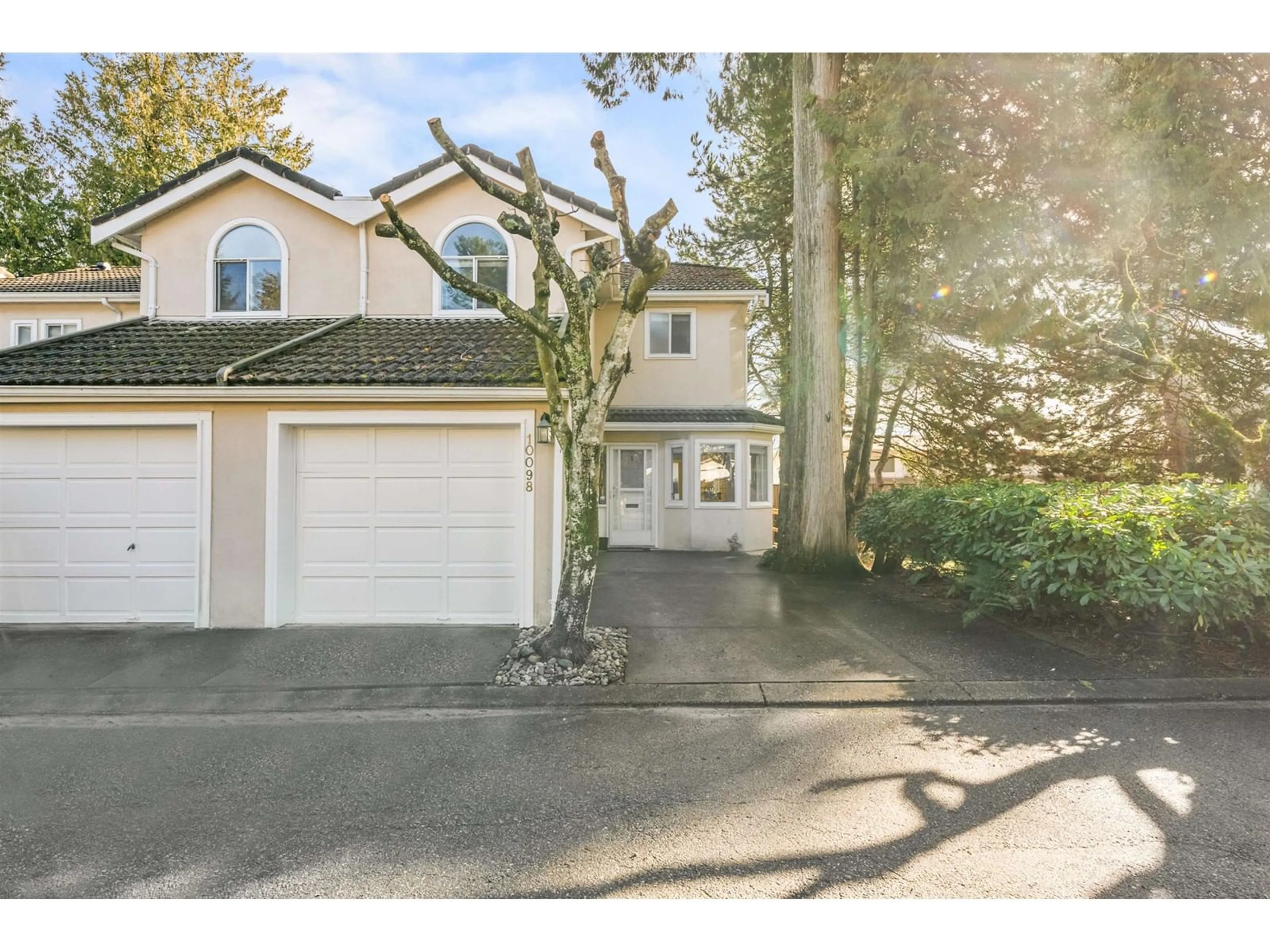 A pic from outside/outdoor area/front of a property/back of a property/a pic from drone, street for 1 - 10098 154, Surrey British Columbia V3R4J6