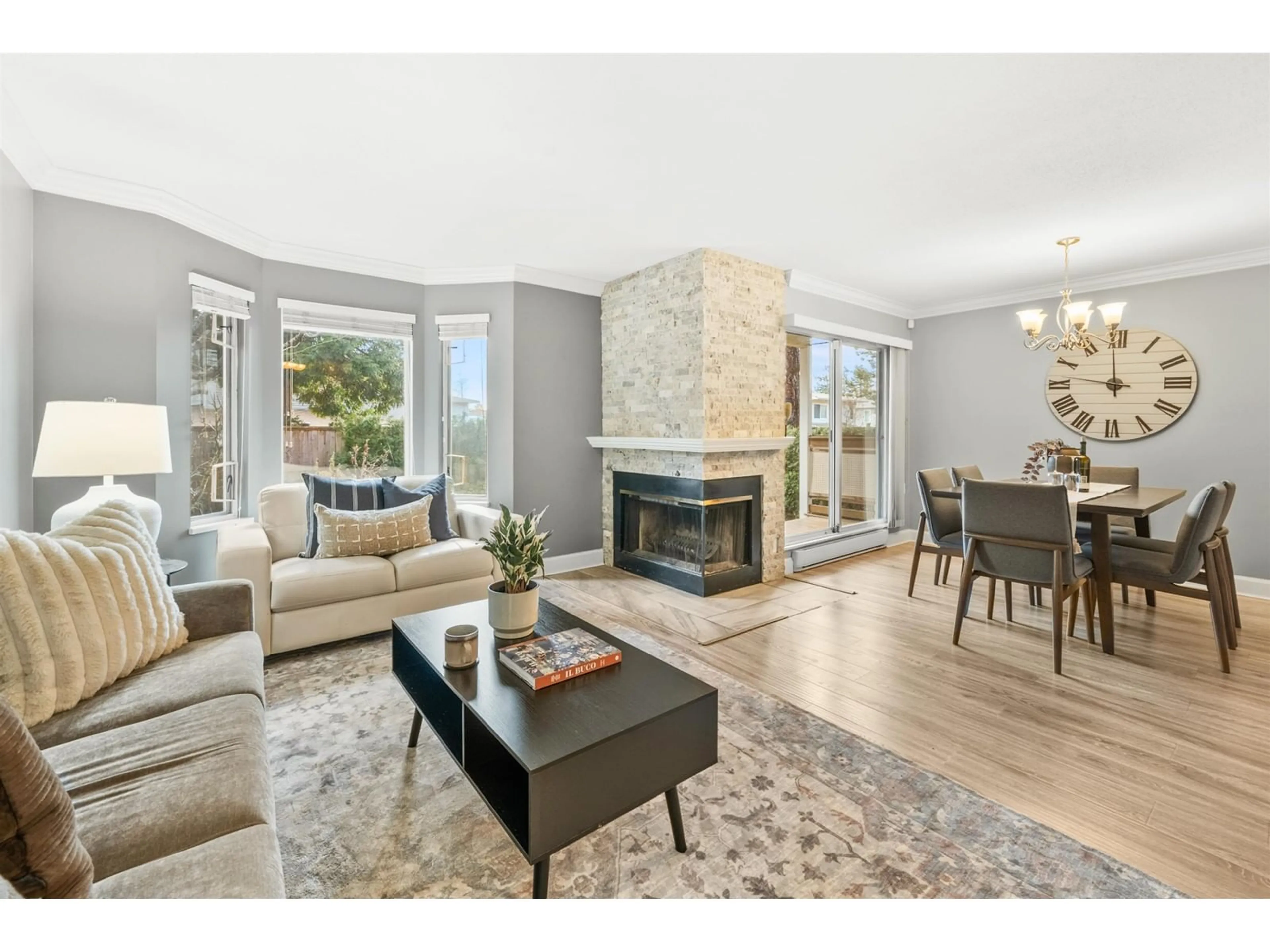 Living room with furniture, unknown for 1 - 10098 154, Surrey British Columbia V3R4J6