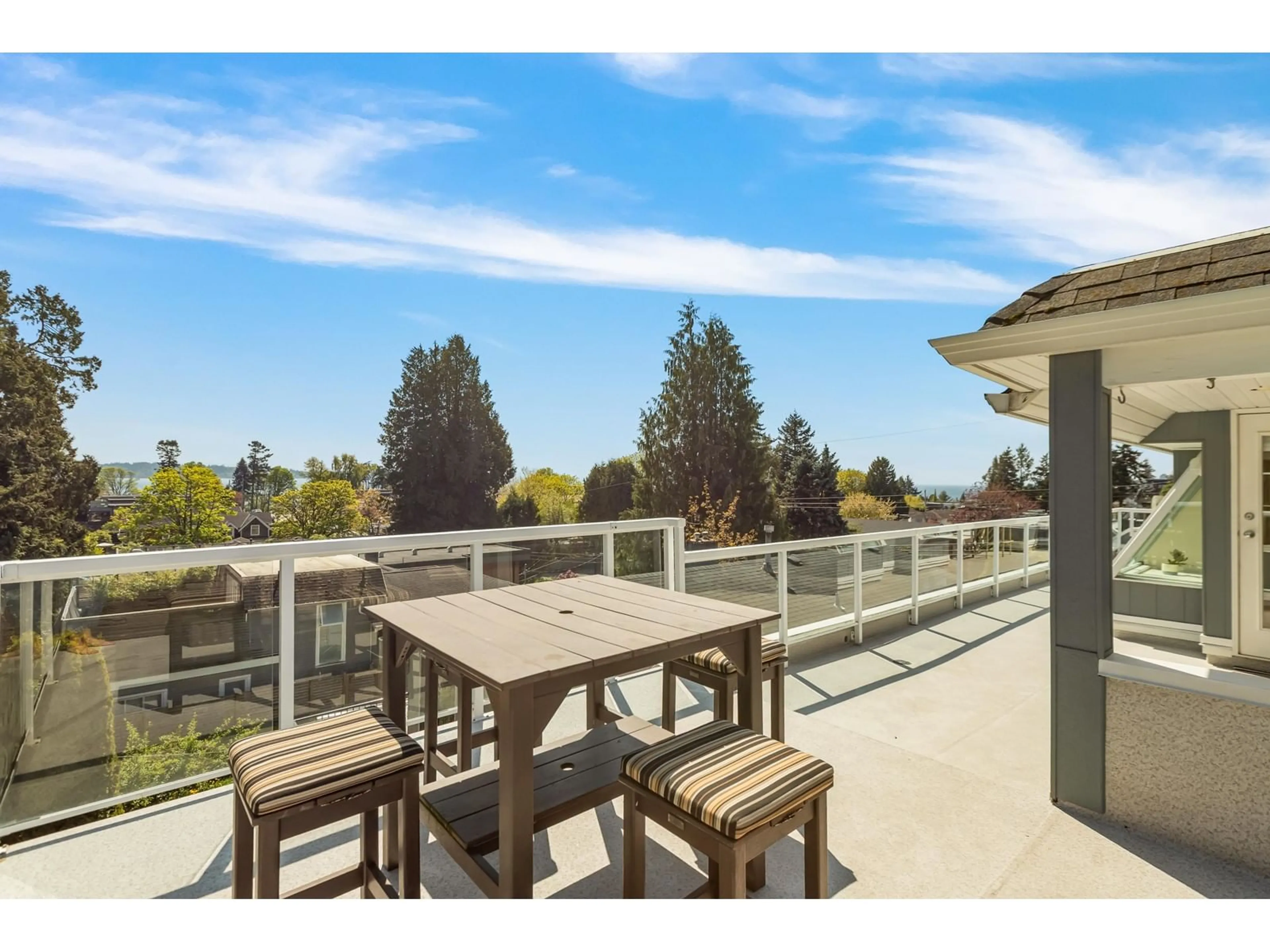 Patio, water/lake/river/ocean view for 952 LEE, White Rock British Columbia V4B4N8