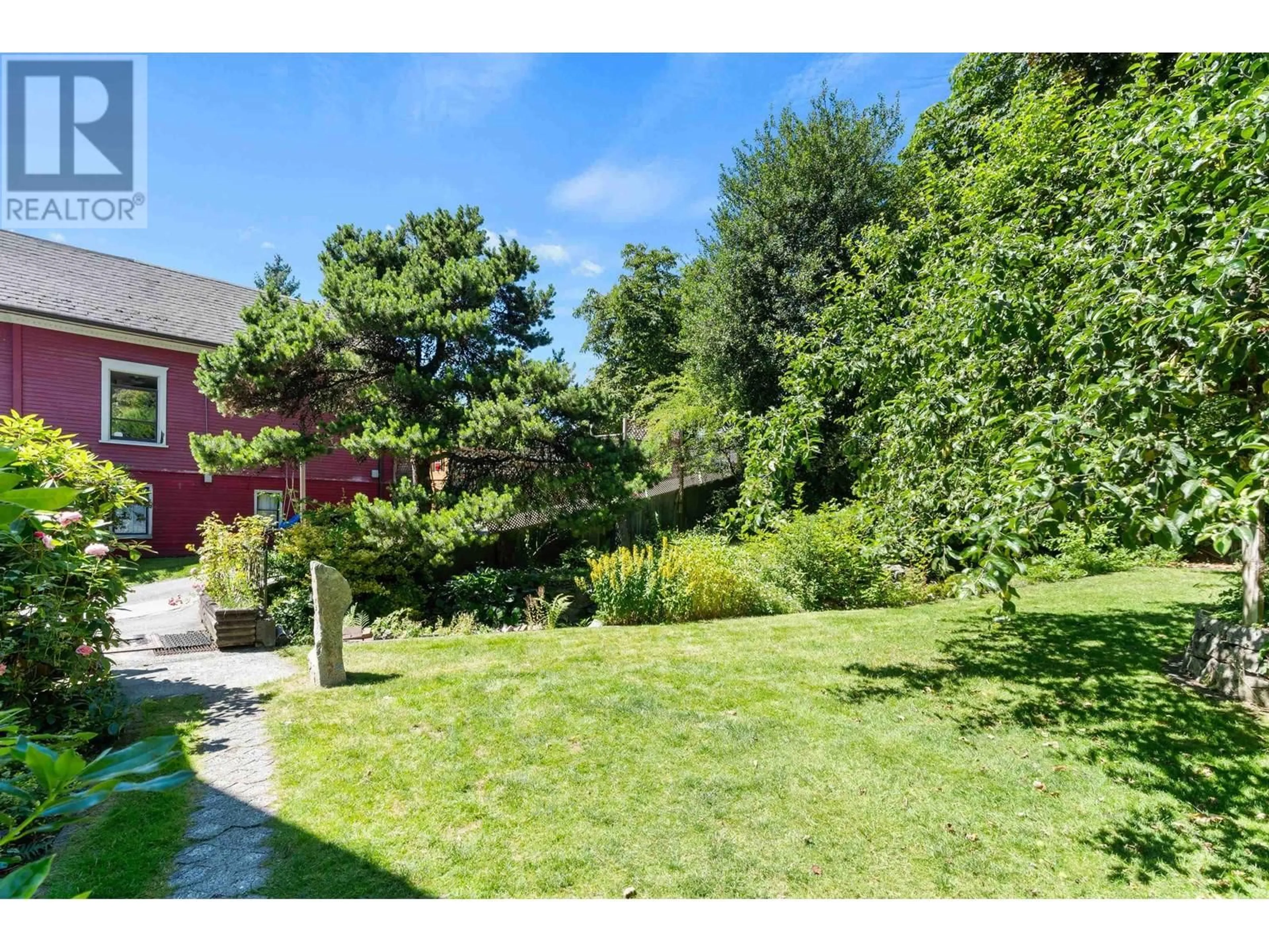 A pic from outside/outdoor area/front of a property/back of a property/a pic from drone, unknown for 151 KINGS ROAD, North Vancouver British Columbia V7N1H4