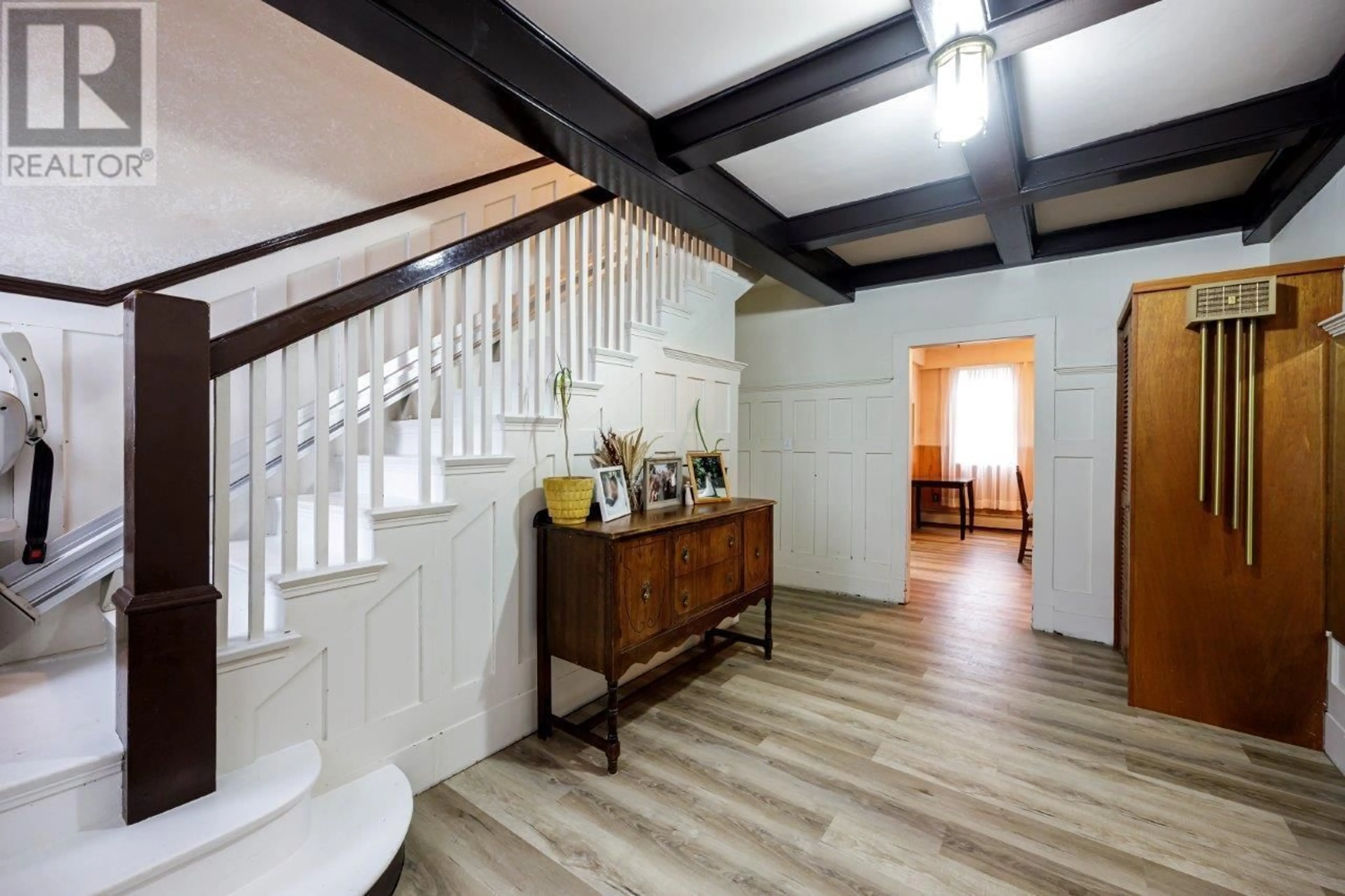 Indoor foyer for 151 KINGS ROAD, North Vancouver British Columbia V7N1H4