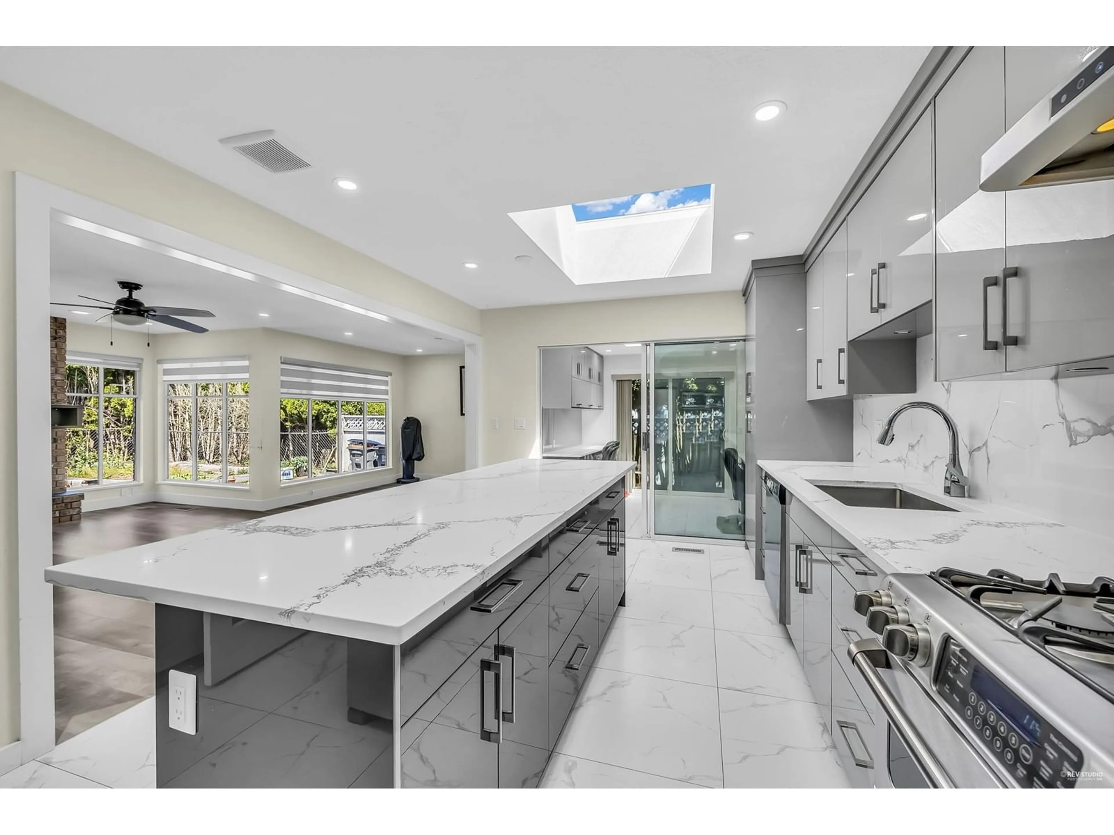 Contemporary kitchen, ceramic/tile floor for 1988 140, Surrey British Columbia V4A4H3
