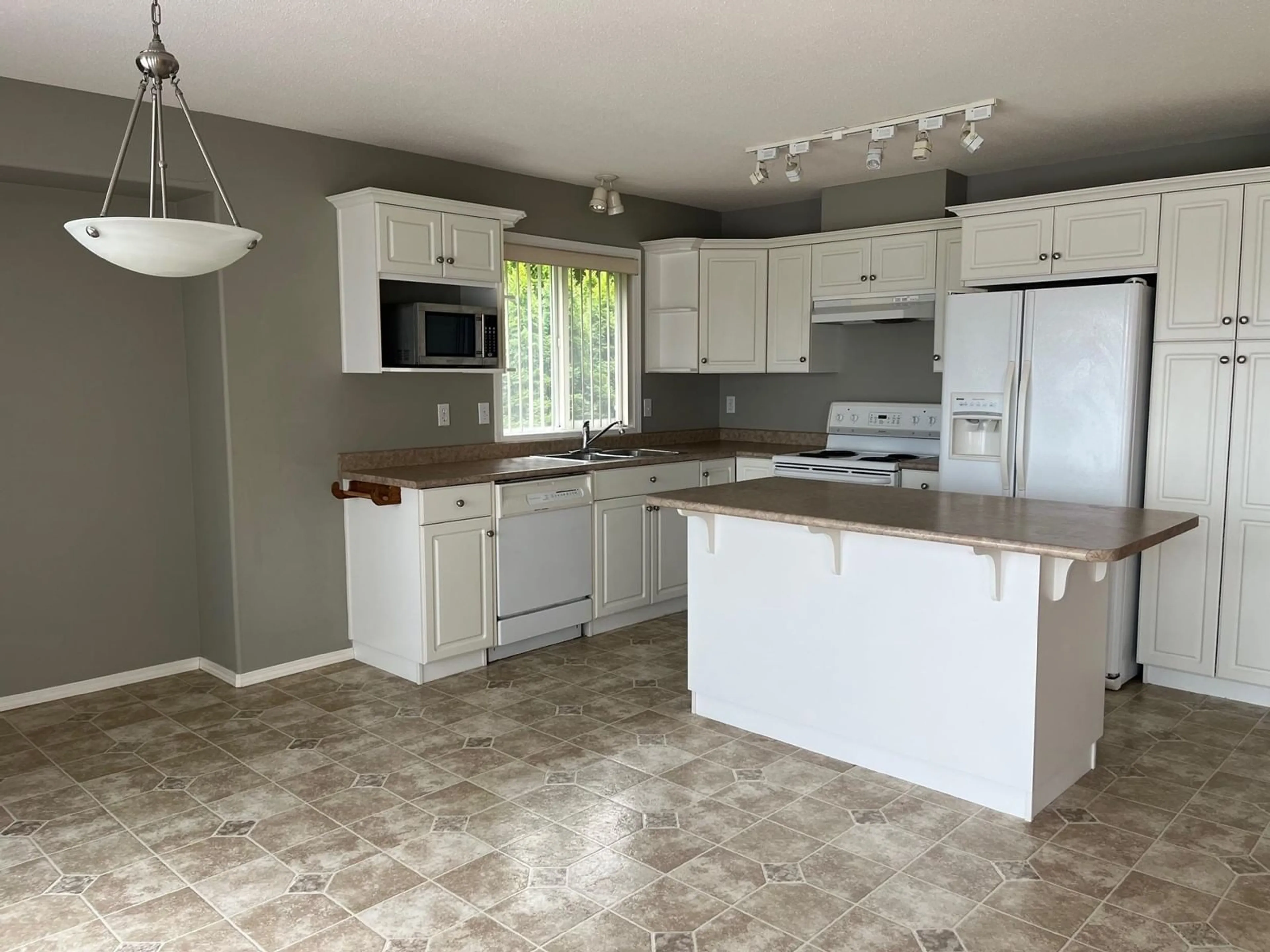Open concept kitchen, unknown for 46342 VALLEYVIEW ROAD, Chilliwack British Columbia V2R5R9