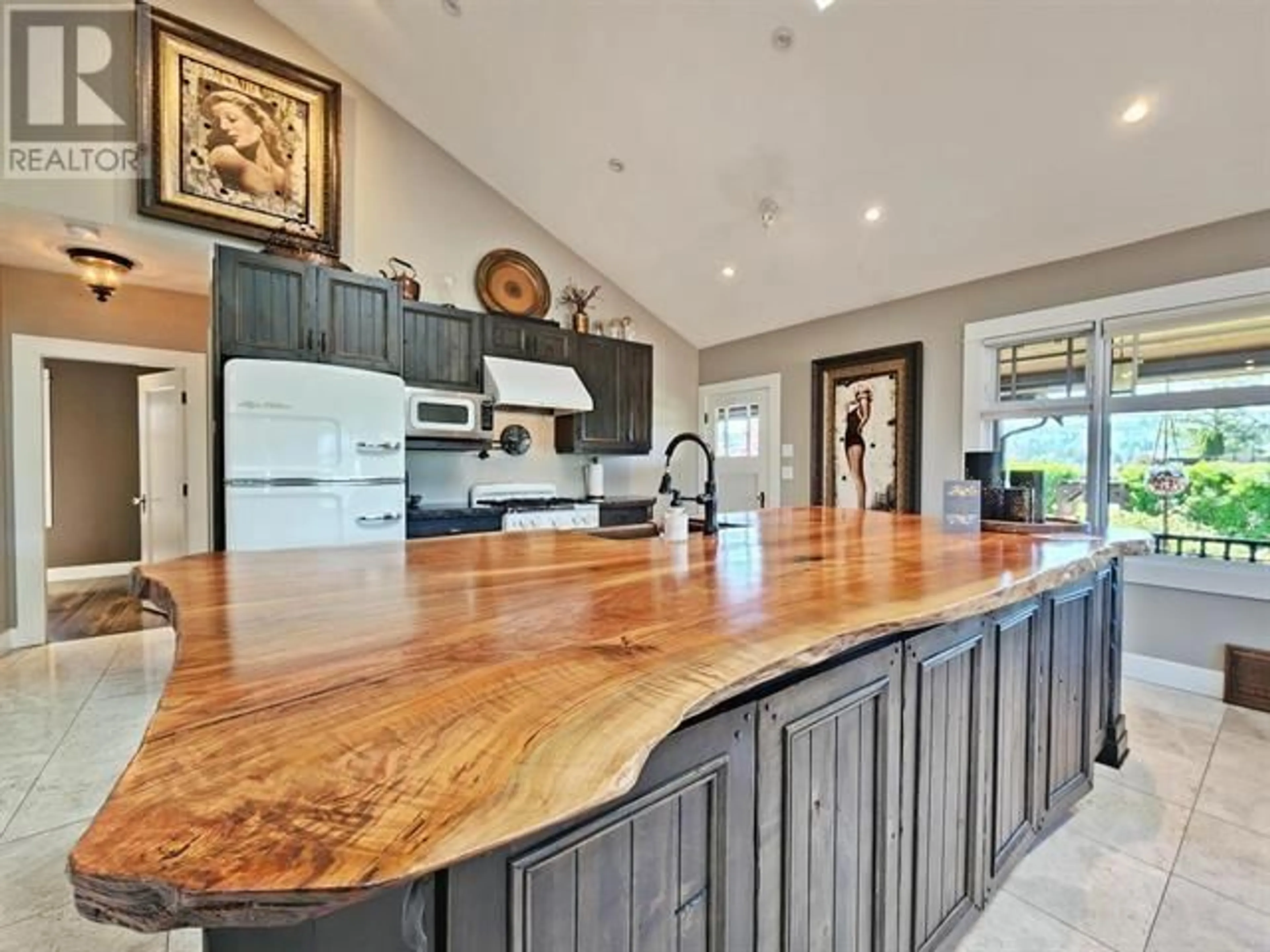 Open concept kitchen, unknown for 683 ST LAURENT AVENUE, Quesnel British Columbia V2J2E5