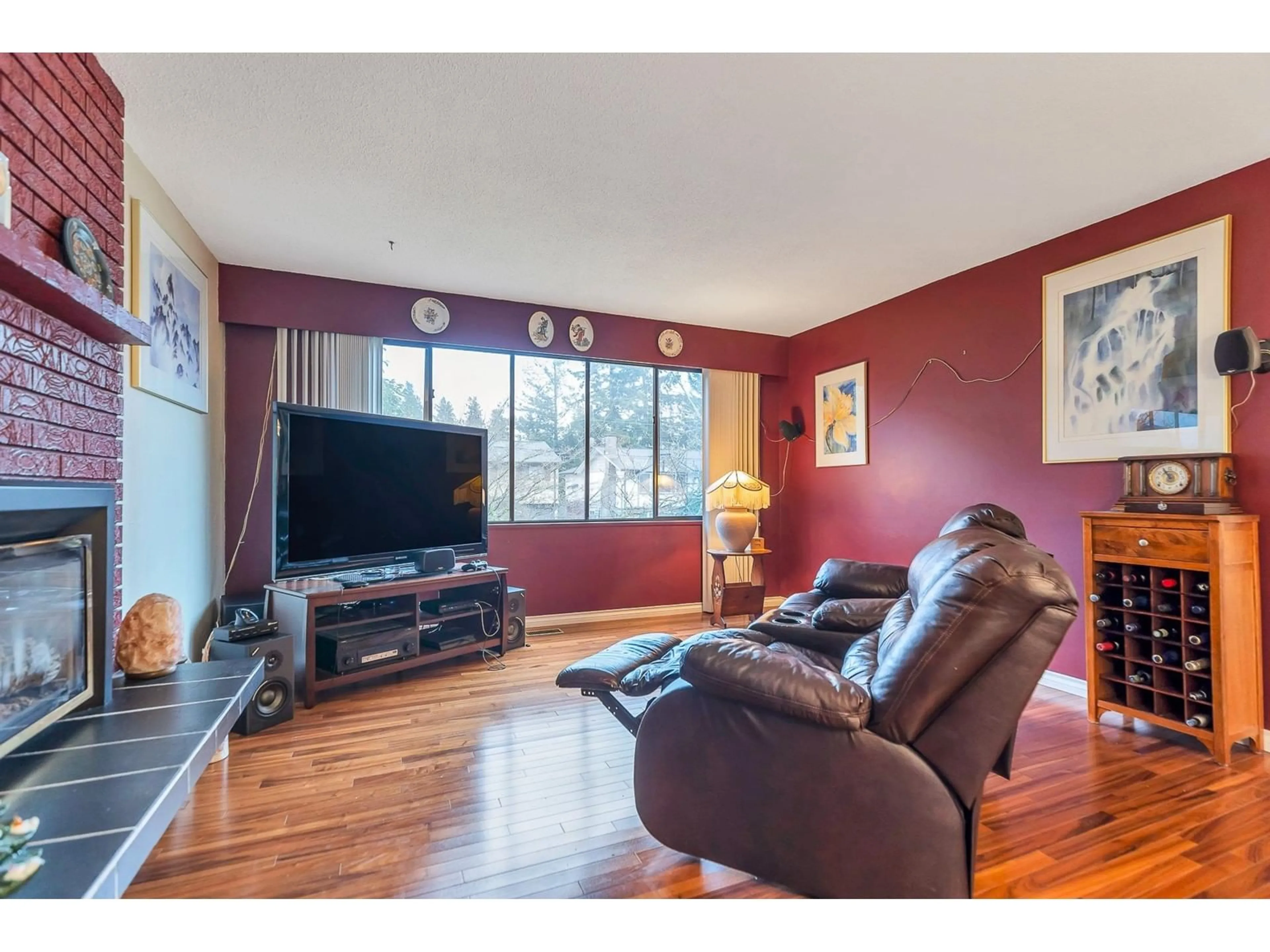 Living room with furniture, wood/laminate floor for 7811 114A, Delta British Columbia V4C5L8