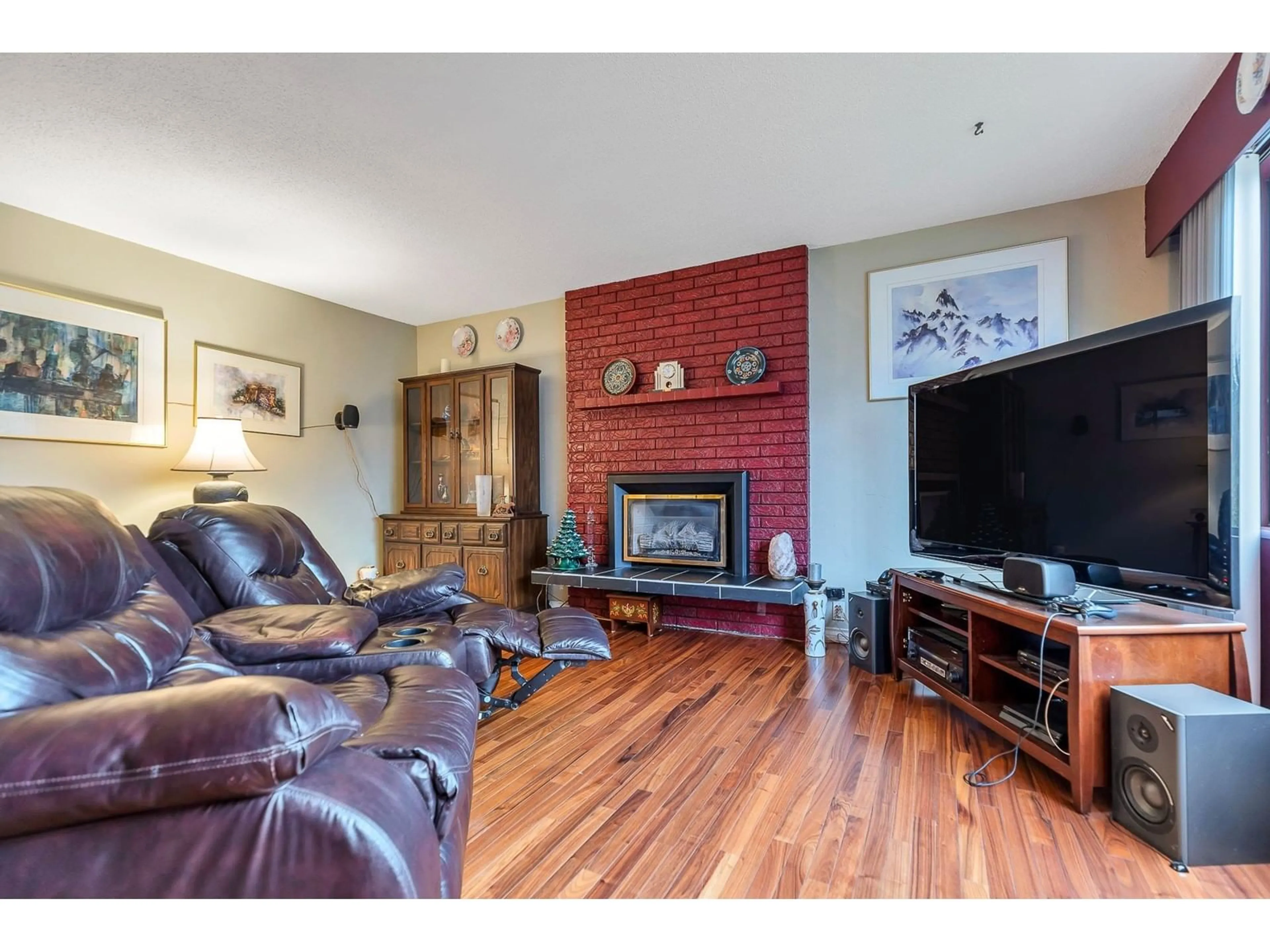 Living room with furniture, wood/laminate floor for 7811 114A, Delta British Columbia V4C5L8