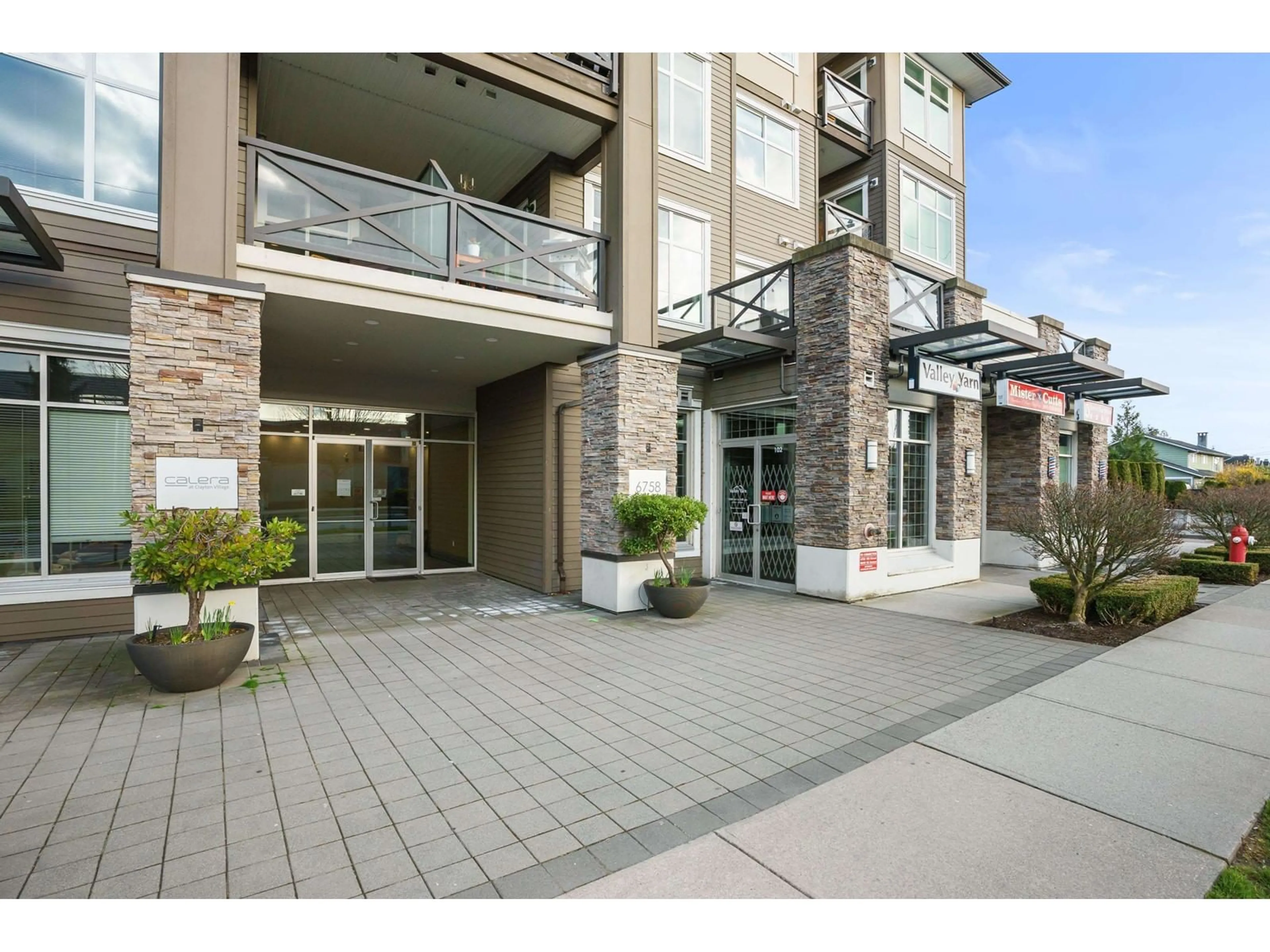 Indoor foyer for 267 - 6758 188, Surrey British Columbia V4N6K2