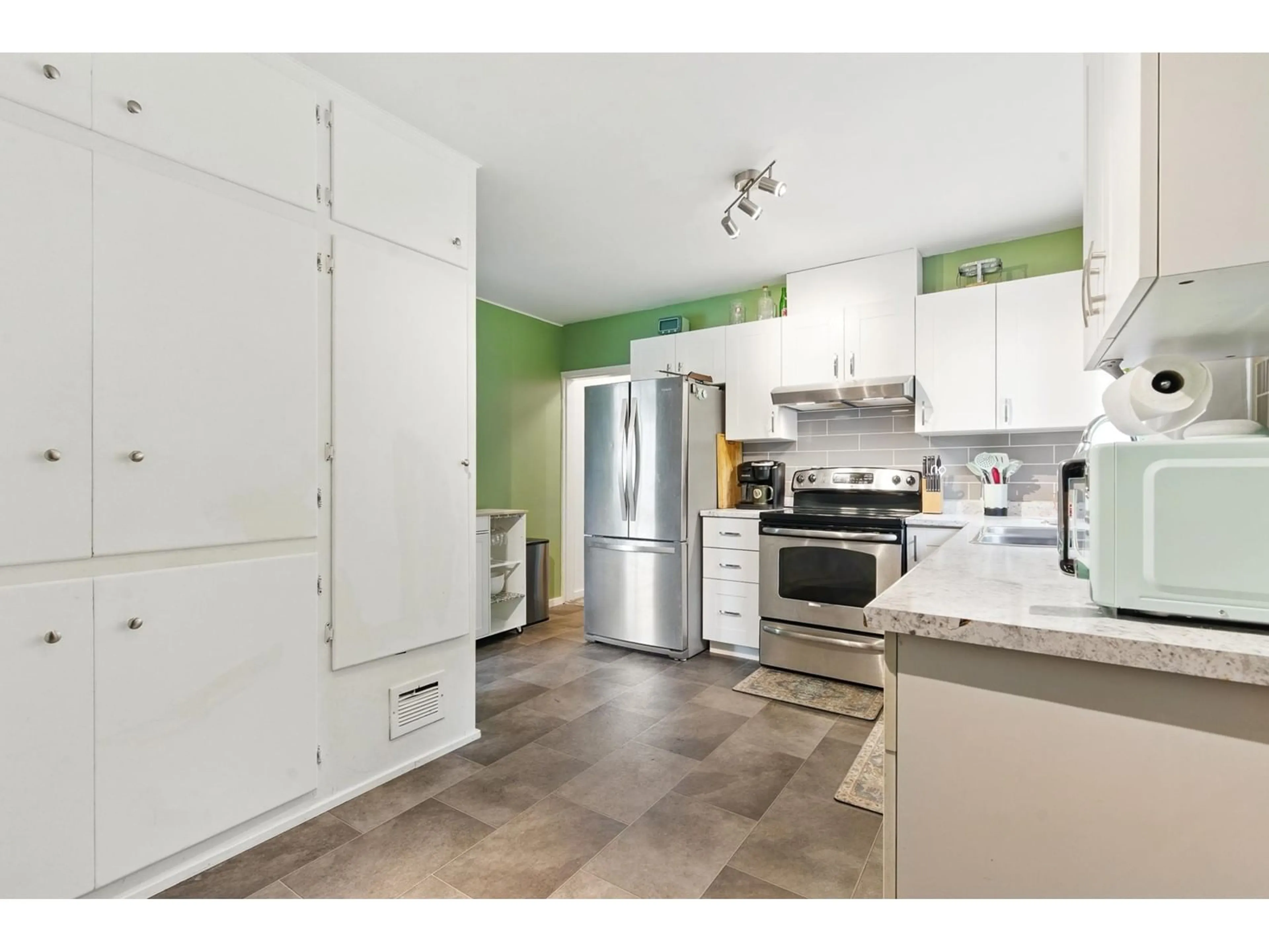Open concept kitchen, unknown for 8687 ELM DRIVE, Chilliwack British Columbia V2P4Y3