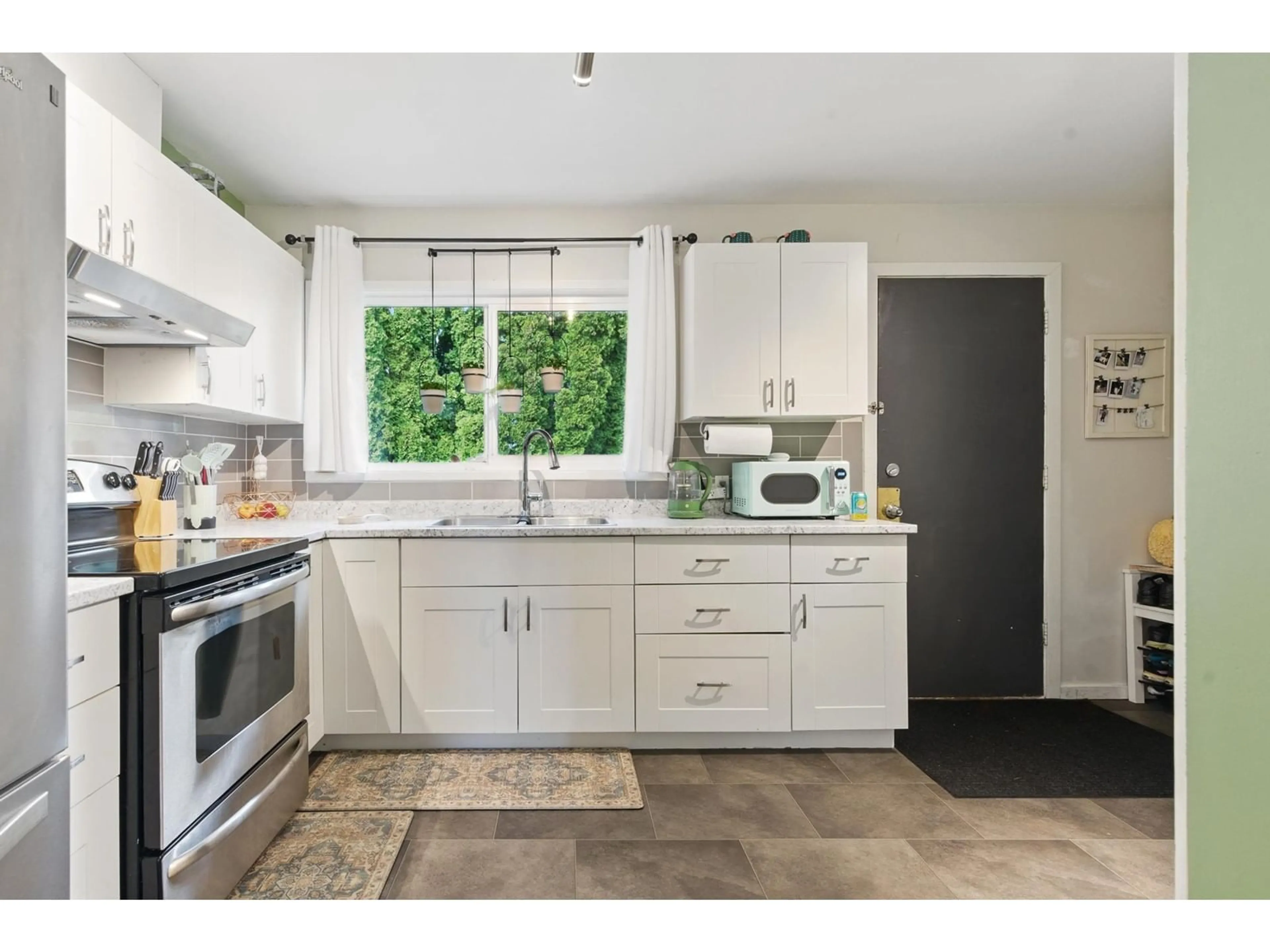 Open concept kitchen, ceramic/tile floor for 8687 ELM DRIVE, Chilliwack British Columbia V2P4Y3