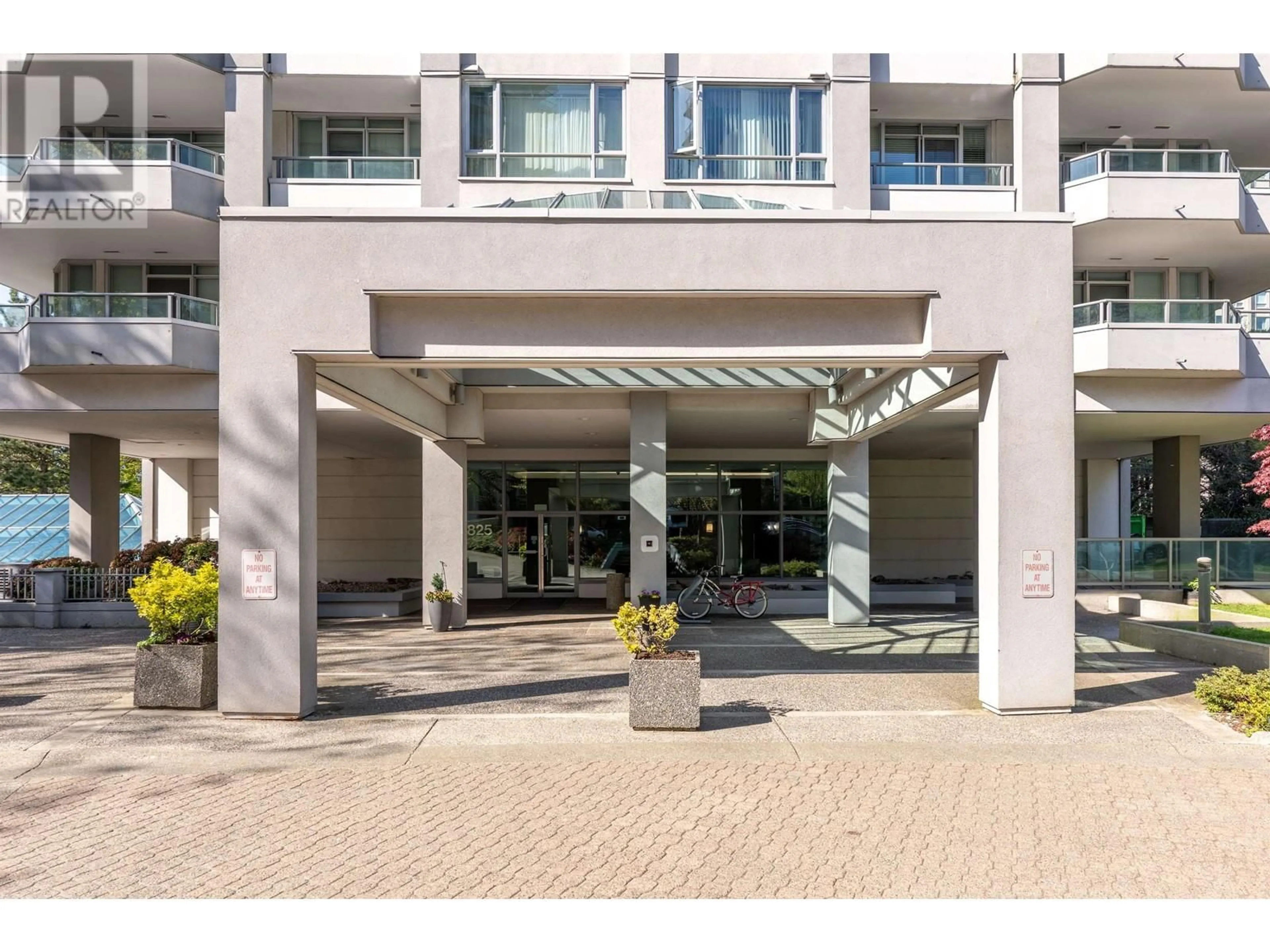Indoor foyer for 1220 - 4825 HAZEL STREET, Burnaby British Columbia V5H4N4