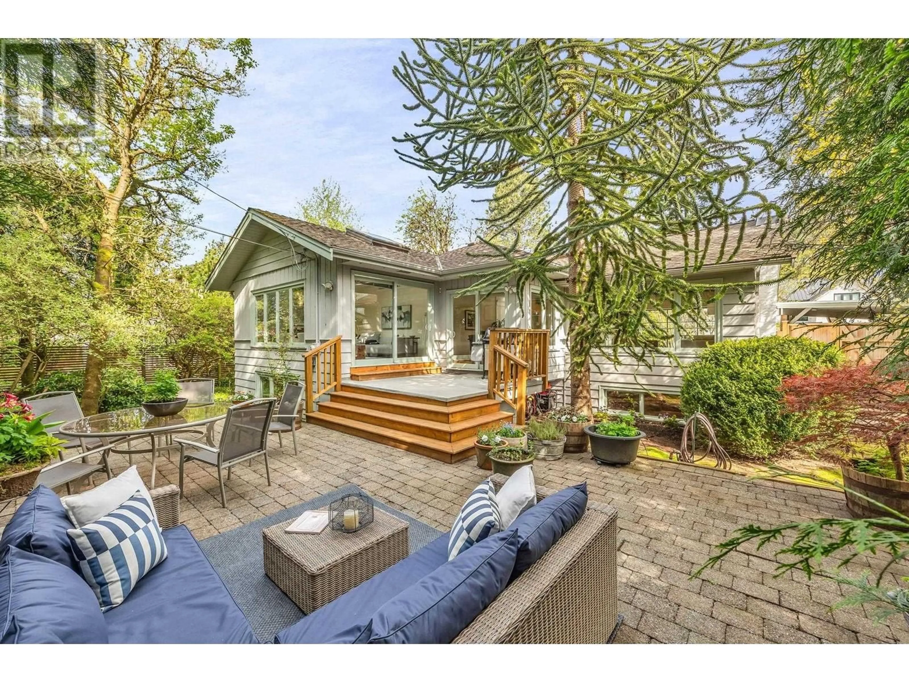 Patio, street for 1031 BELMONT AVENUE, North Vancouver British Columbia V7R1K3