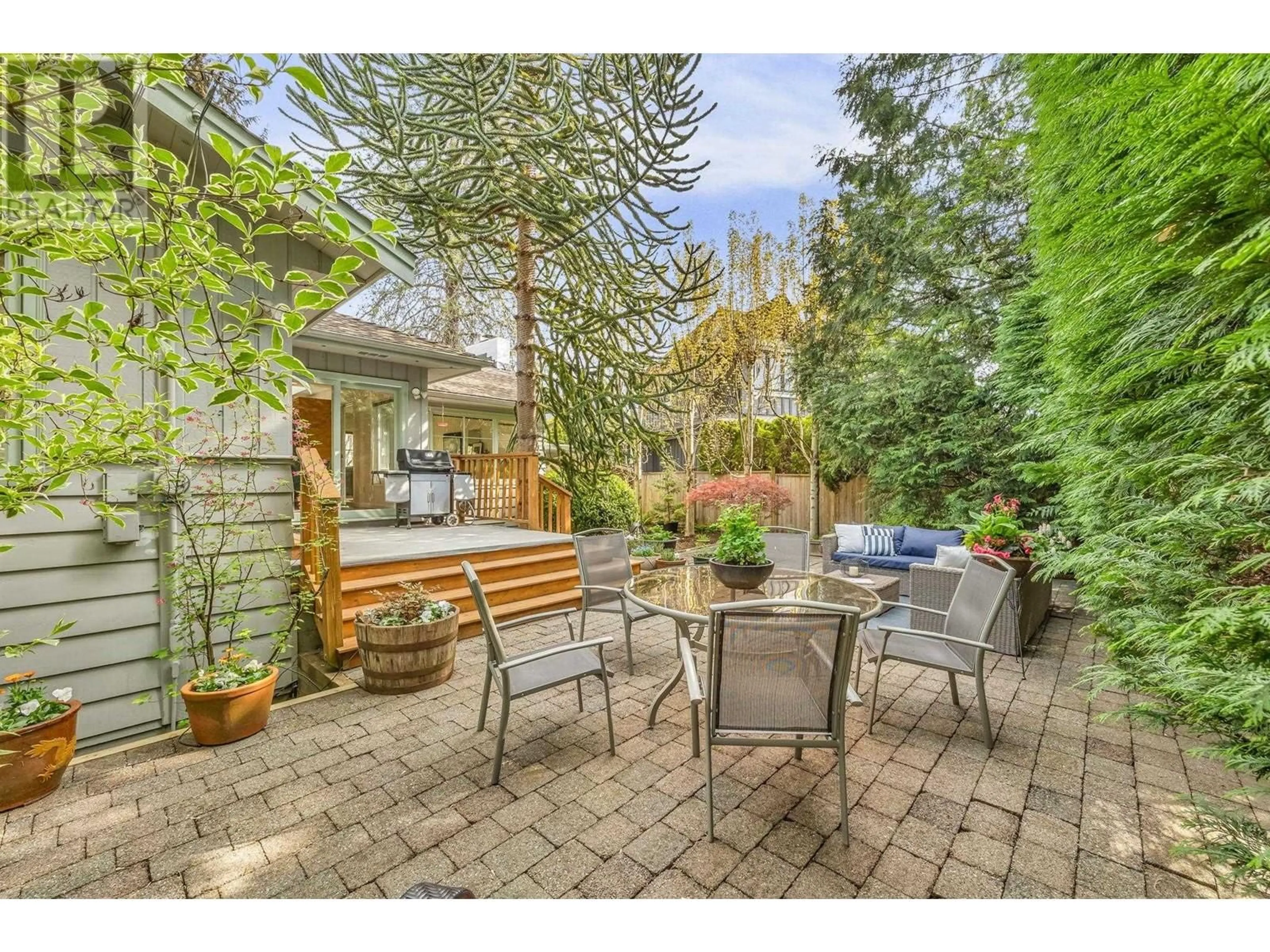 Patio, street for 1031 BELMONT AVENUE, North Vancouver British Columbia V7R1K3