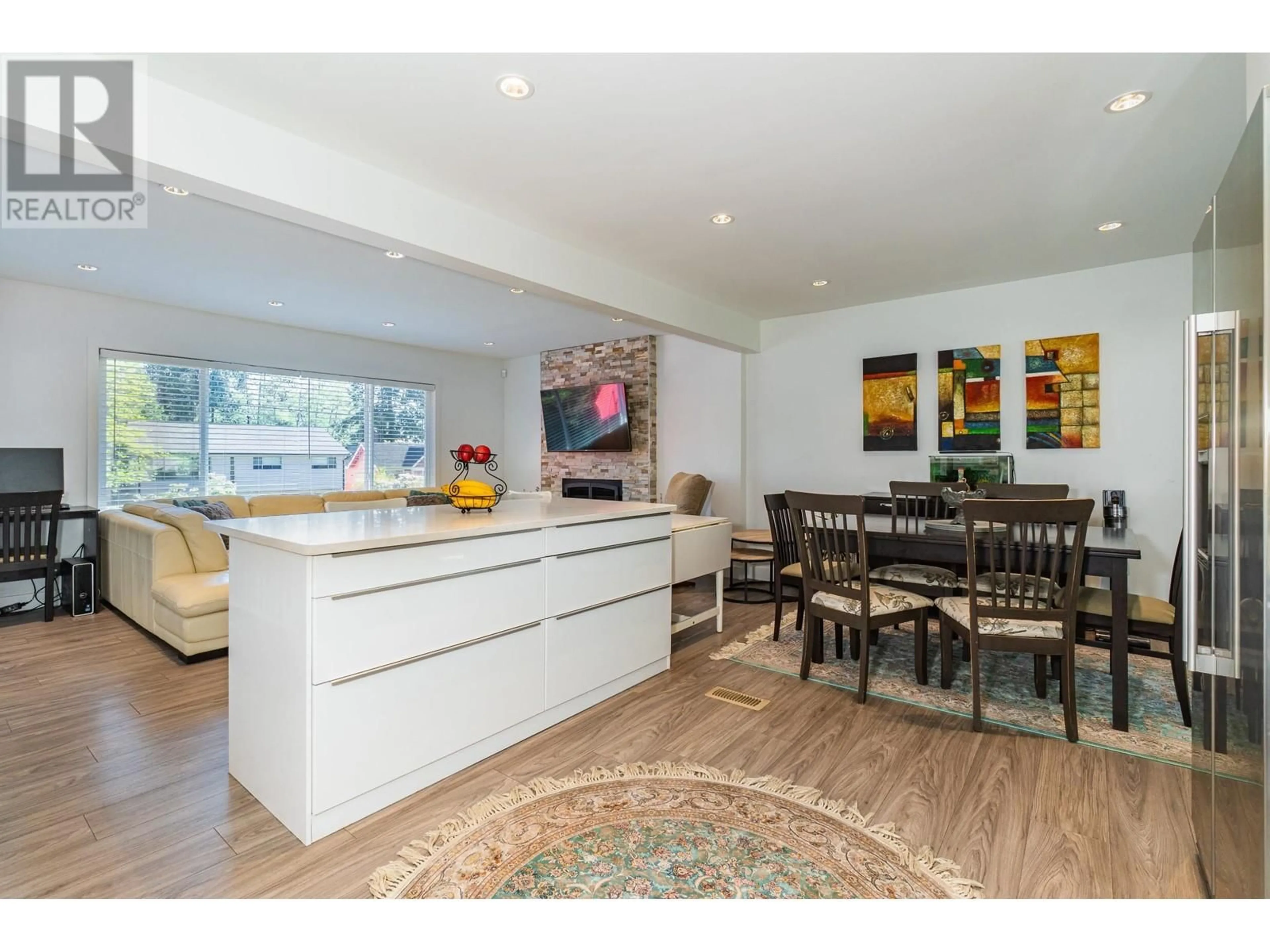 Open concept kitchen, wood/laminate floor for 512 24TH STREET, North Vancouver British Columbia V7M2E1