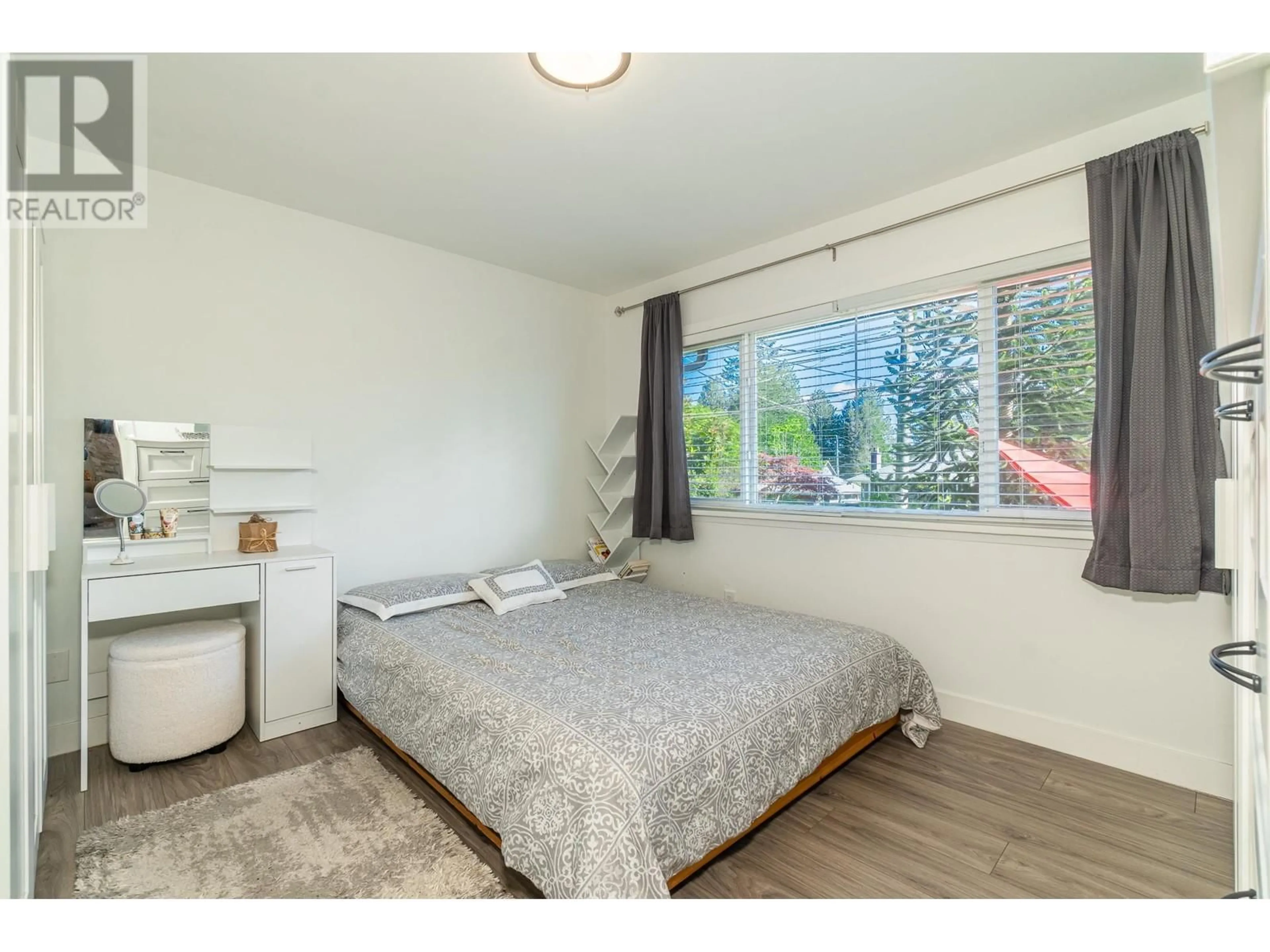 Bedroom with bed, wood/laminate floor for 512 24TH STREET, North Vancouver British Columbia V7M2E1