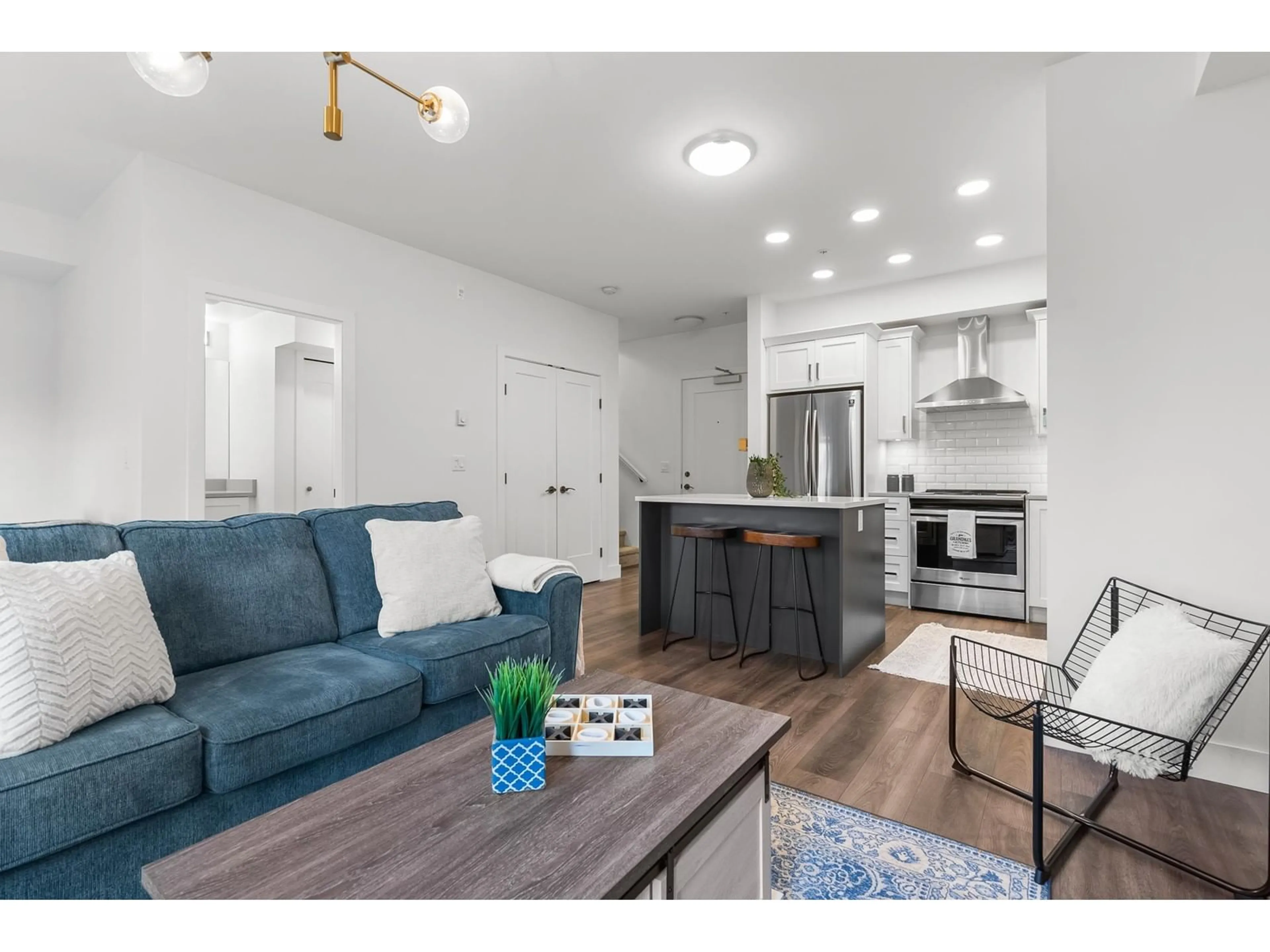 Open concept kitchen, wood/laminate floor for 305 - 33568 GEORGE FERGUSON, Abbotsford British Columbia V2S0M3