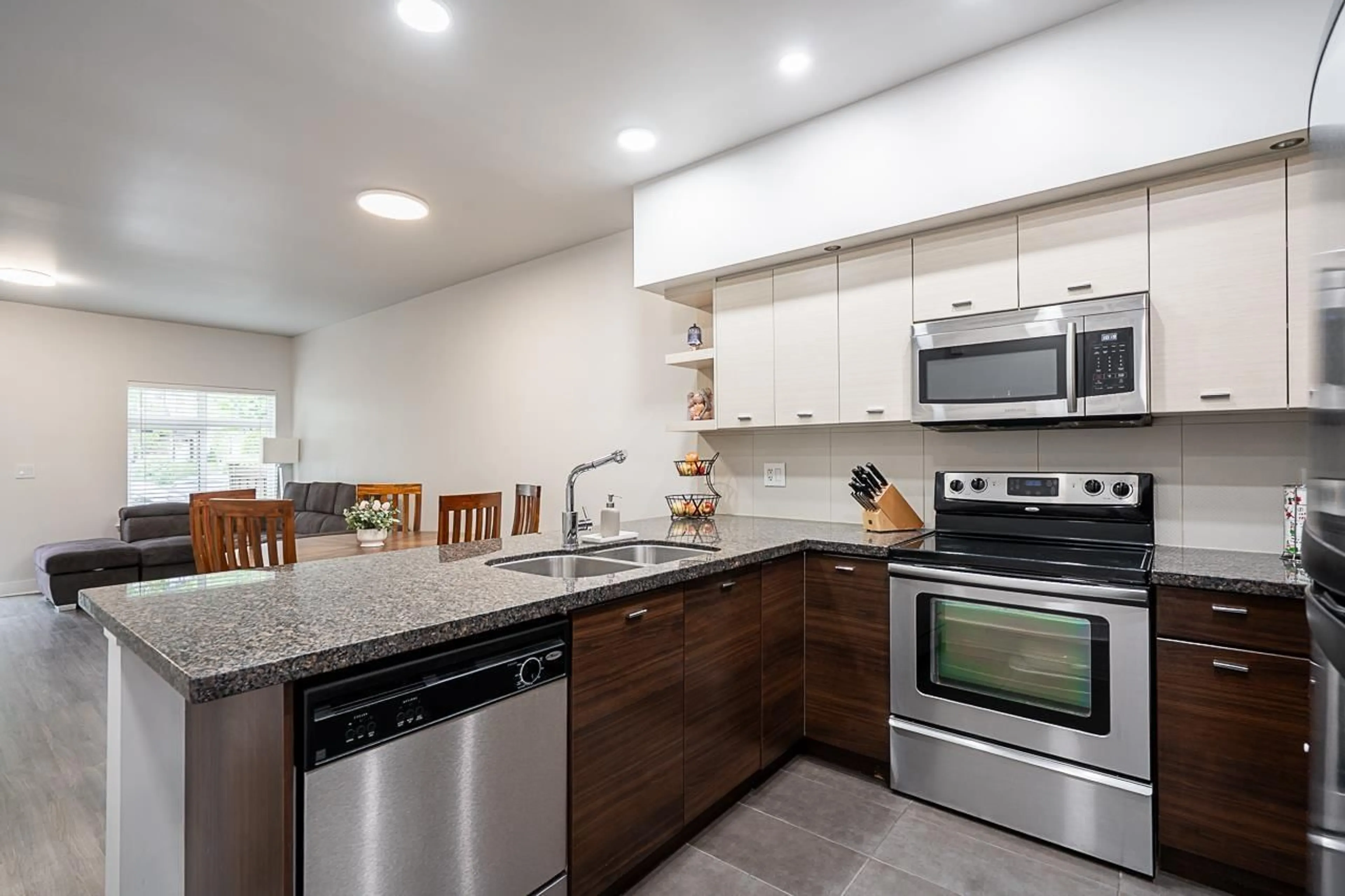 Open concept kitchen, ceramic/tile floor for 24 - 6299 144, Surrey British Columbia V3X1A2