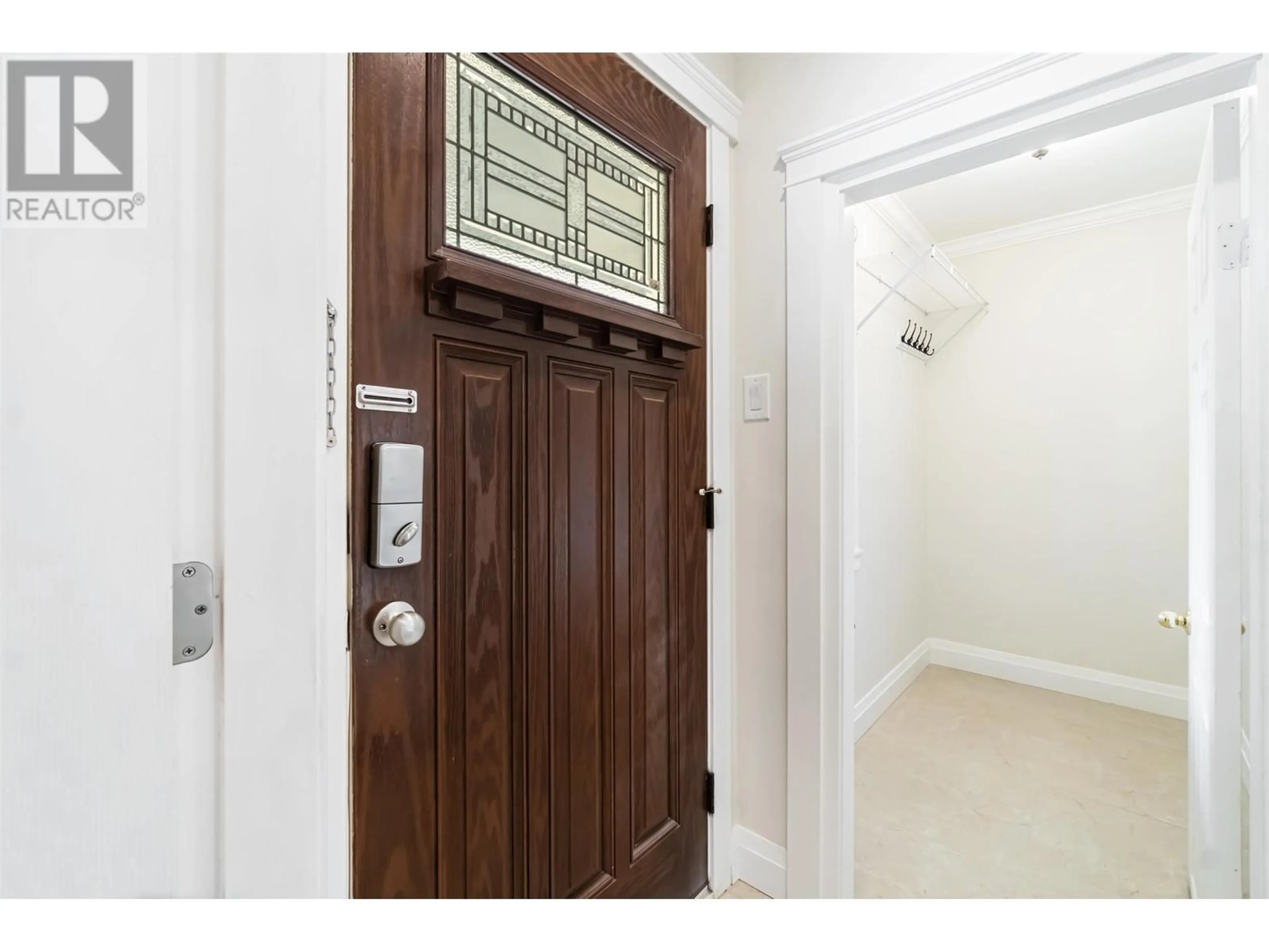 Indoor entryway for 3075 5TH AVENUE, Vancouver British Columbia V6K1T8