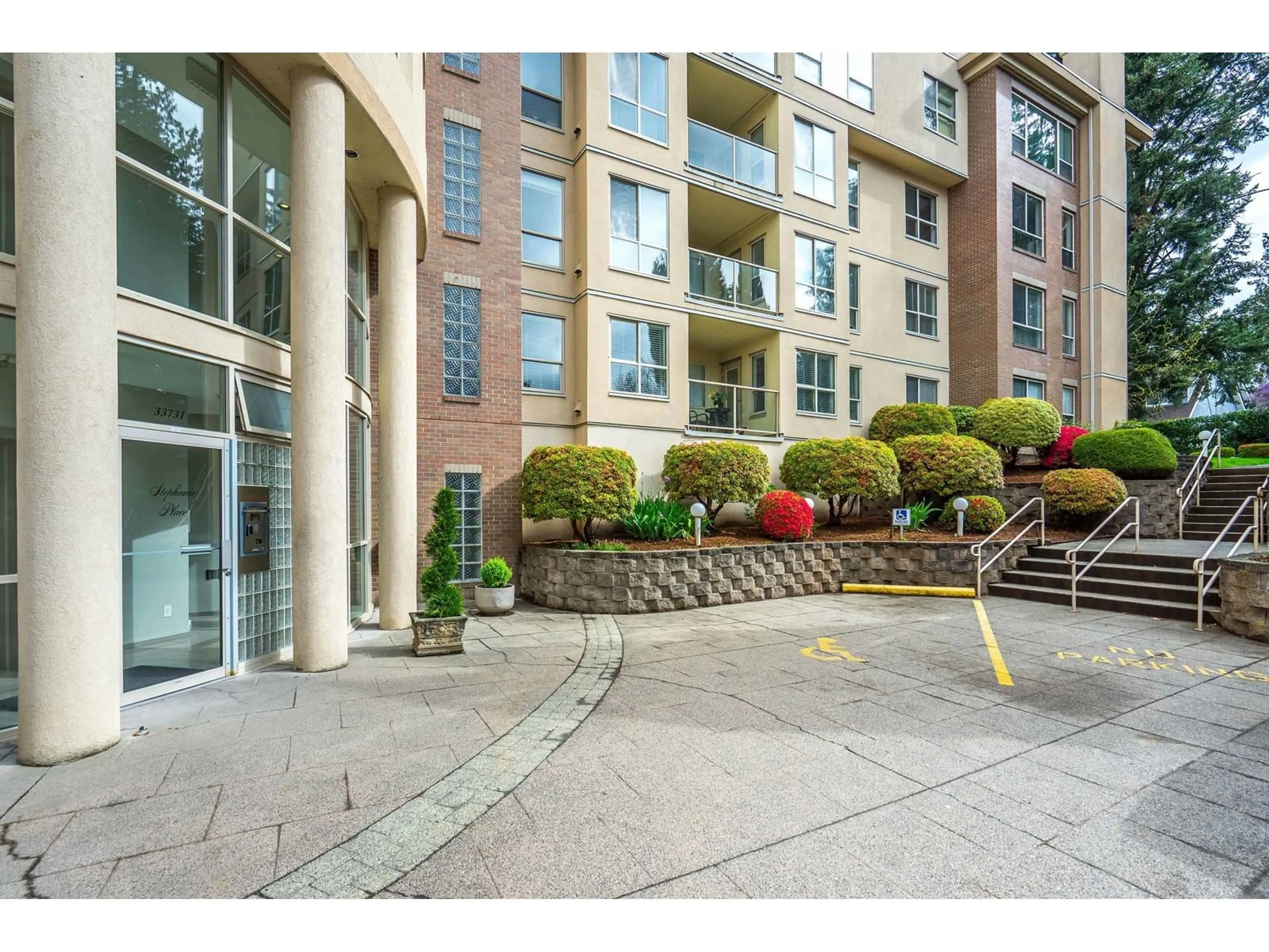 Indoor foyer for 204 - 33731 MARSHALL, Abbotsford British Columbia V2S1L5