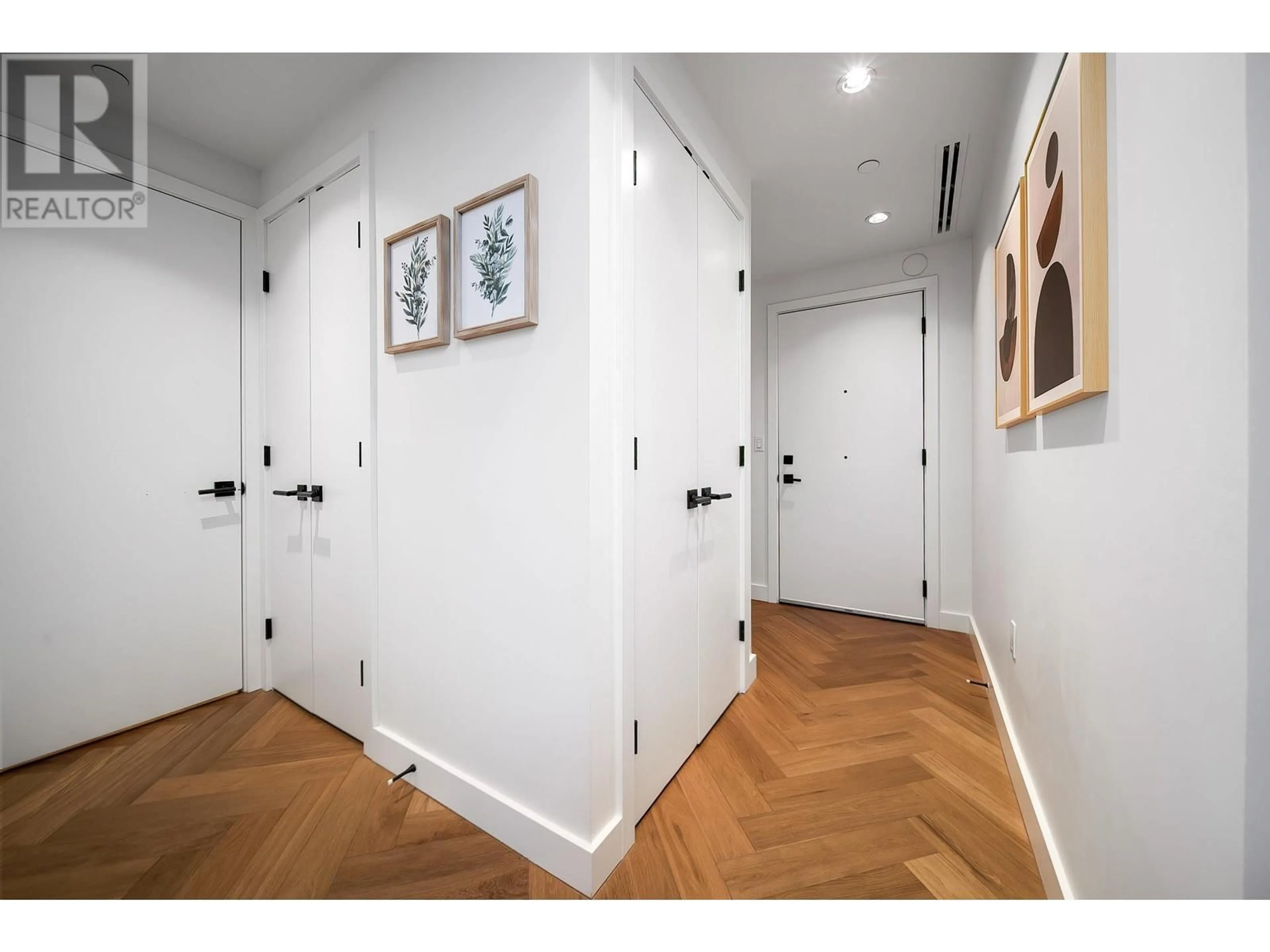 Indoor entryway for 305 - 458 63RD AVENUE, Vancouver British Columbia V5X2J4