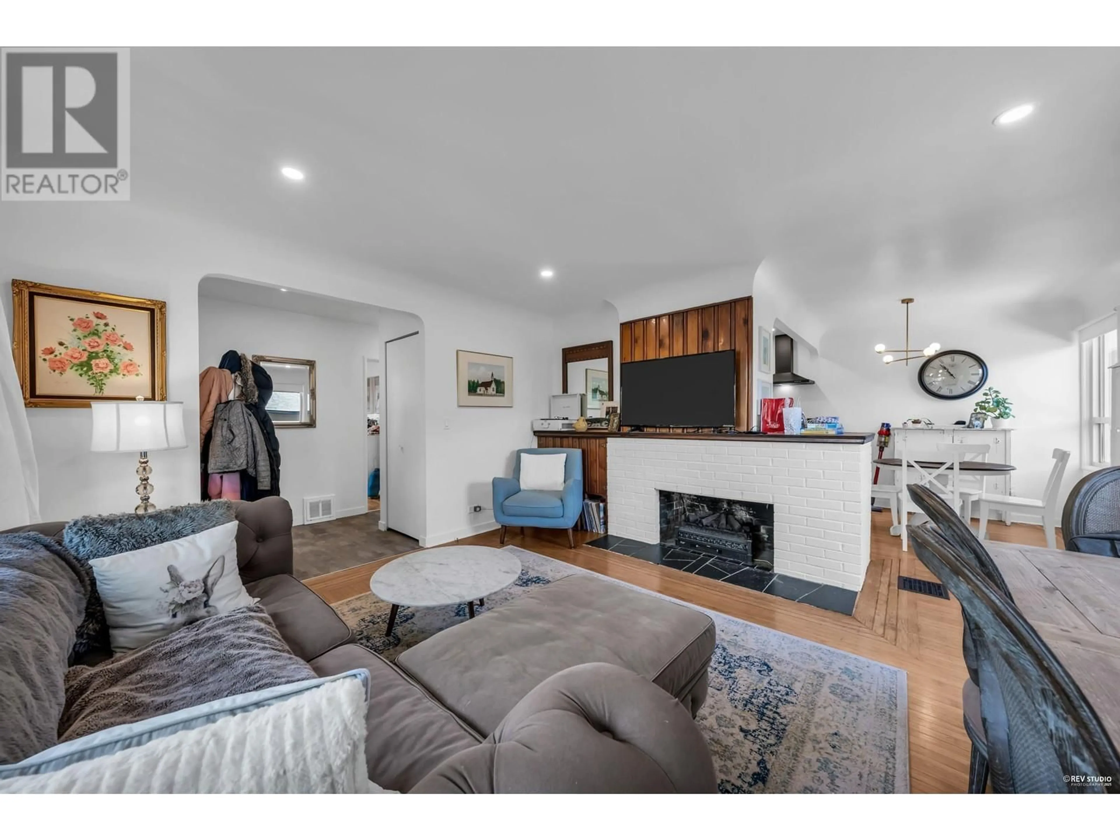 Living room with furniture, unknown for 441 TEMPE CRESCENT, North Vancouver British Columbia V7N1E7