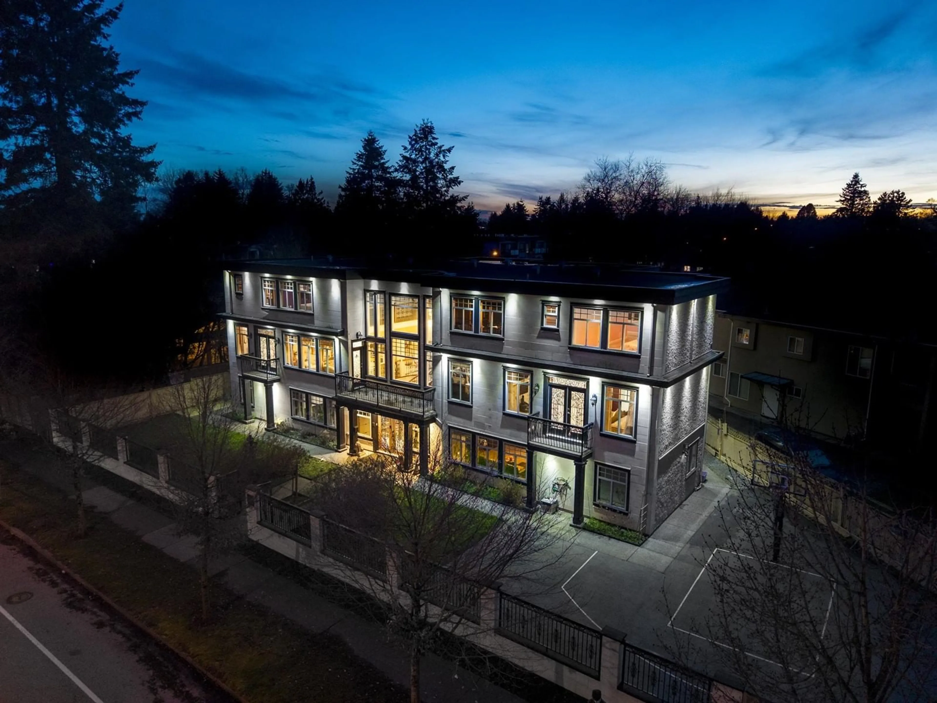 A pic from outside/outdoor area/front of a property/back of a property/a pic from drone, building for 12788 ROSS, Surrey British Columbia V3V6E1