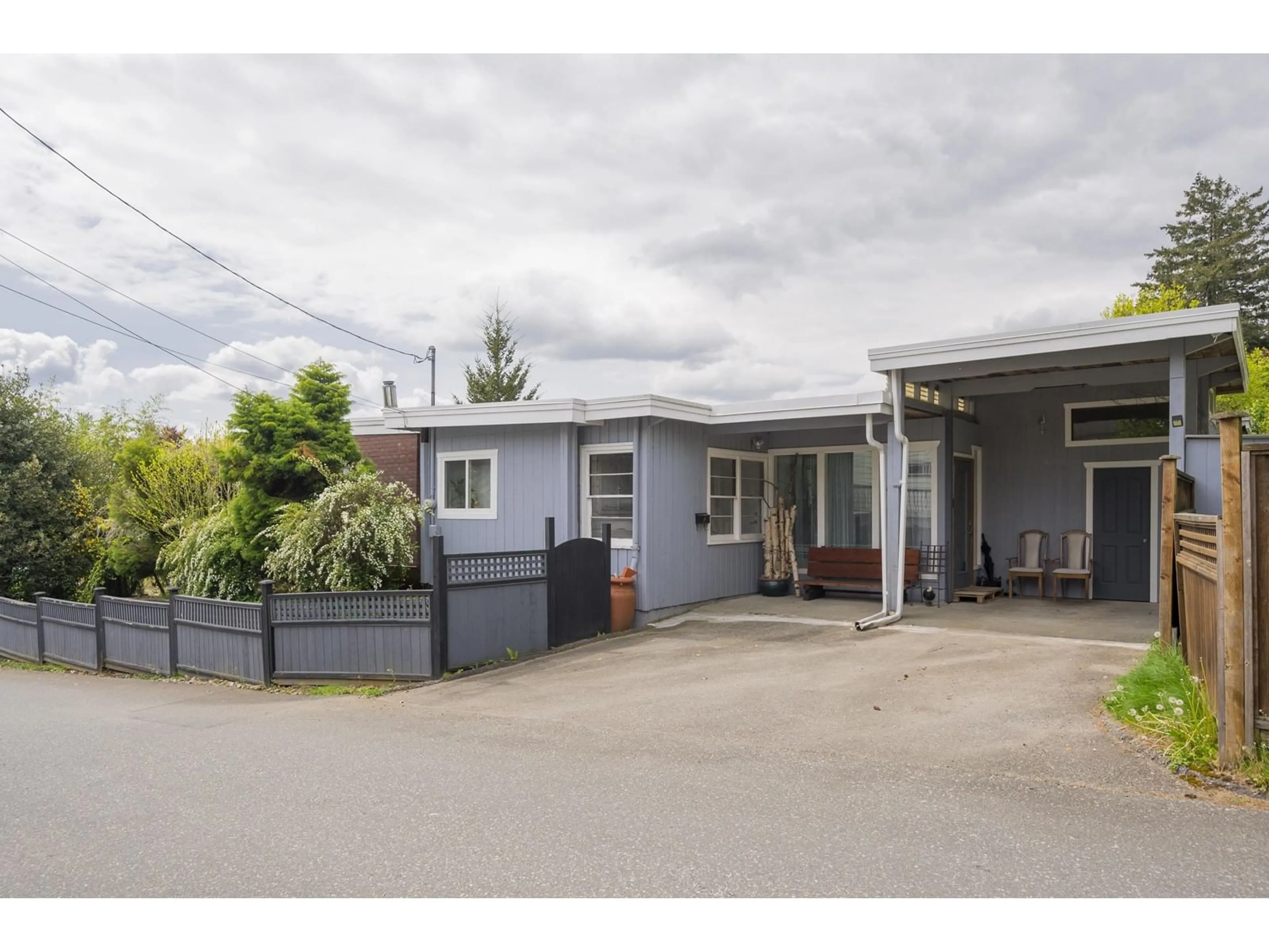 A pic from outside/outdoor area/front of a property/back of a property/a pic from drone, street for 33711 3RD, Mission British Columbia V2V1R1