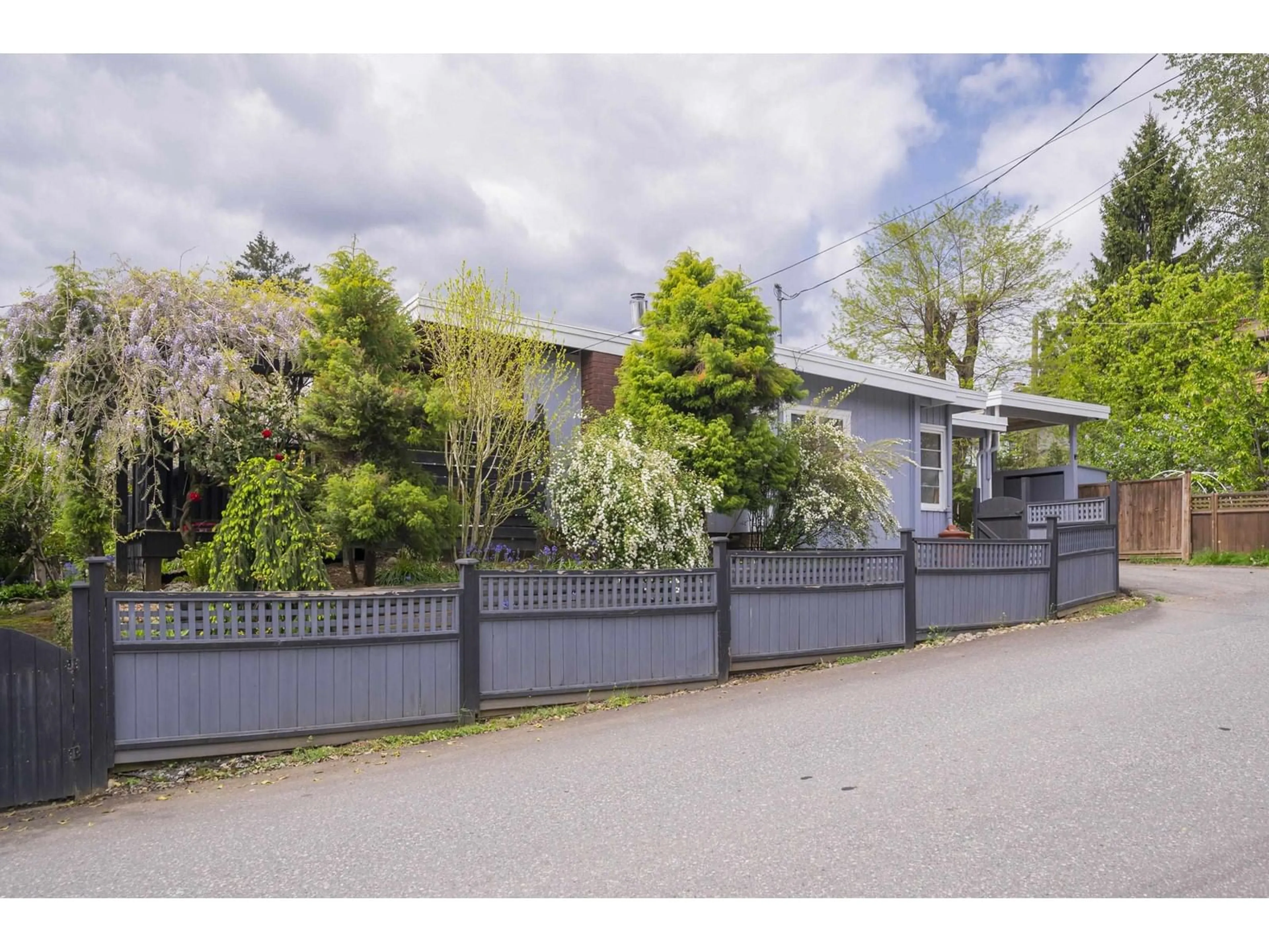 A pic from outside/outdoor area/front of a property/back of a property/a pic from drone, street for 33711 3RD, Mission British Columbia V2V1R1